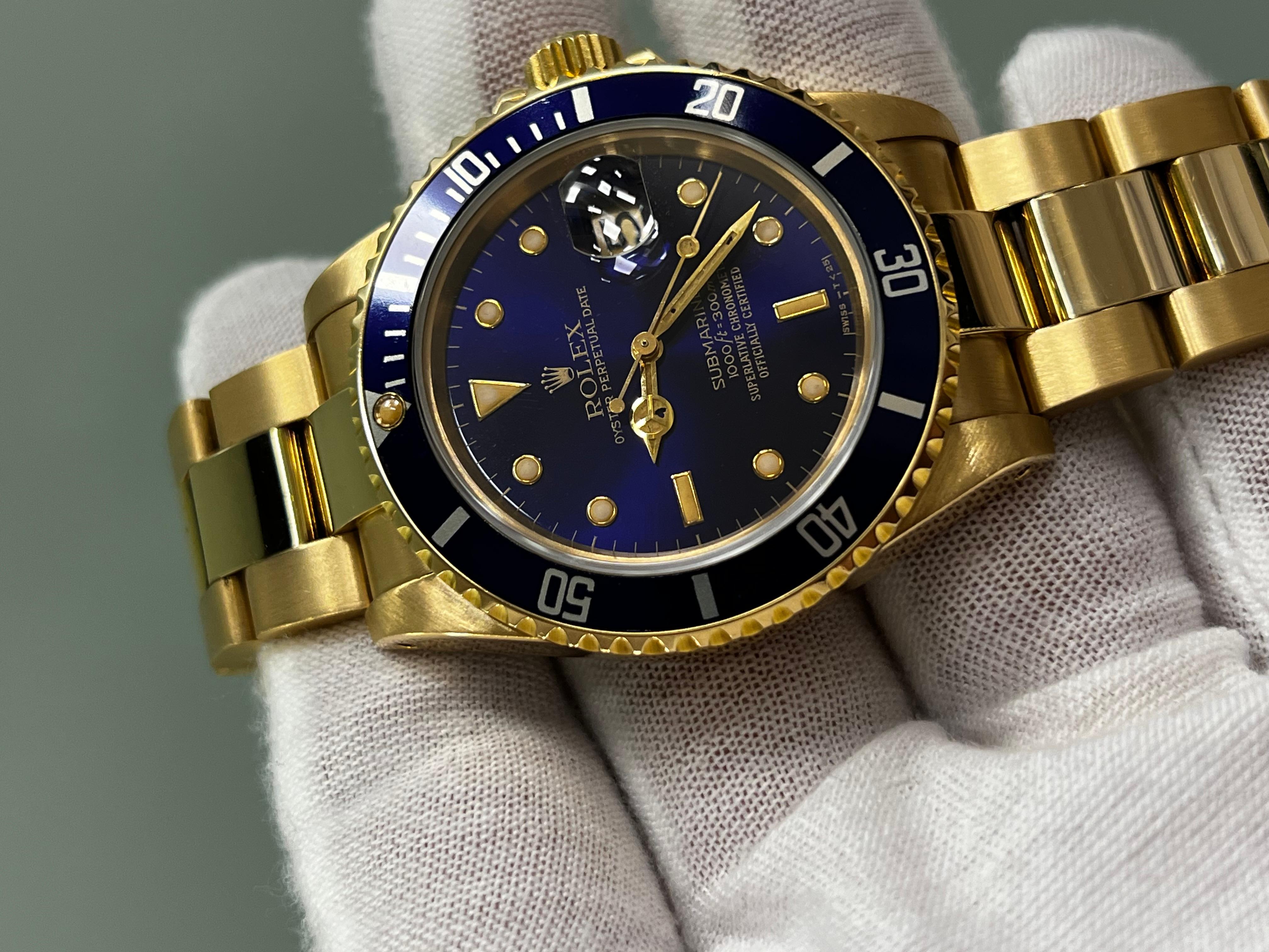 Rolex Submariner 16808 NICE PATINA cadran bleu en or jaune 18 carats en vente 3