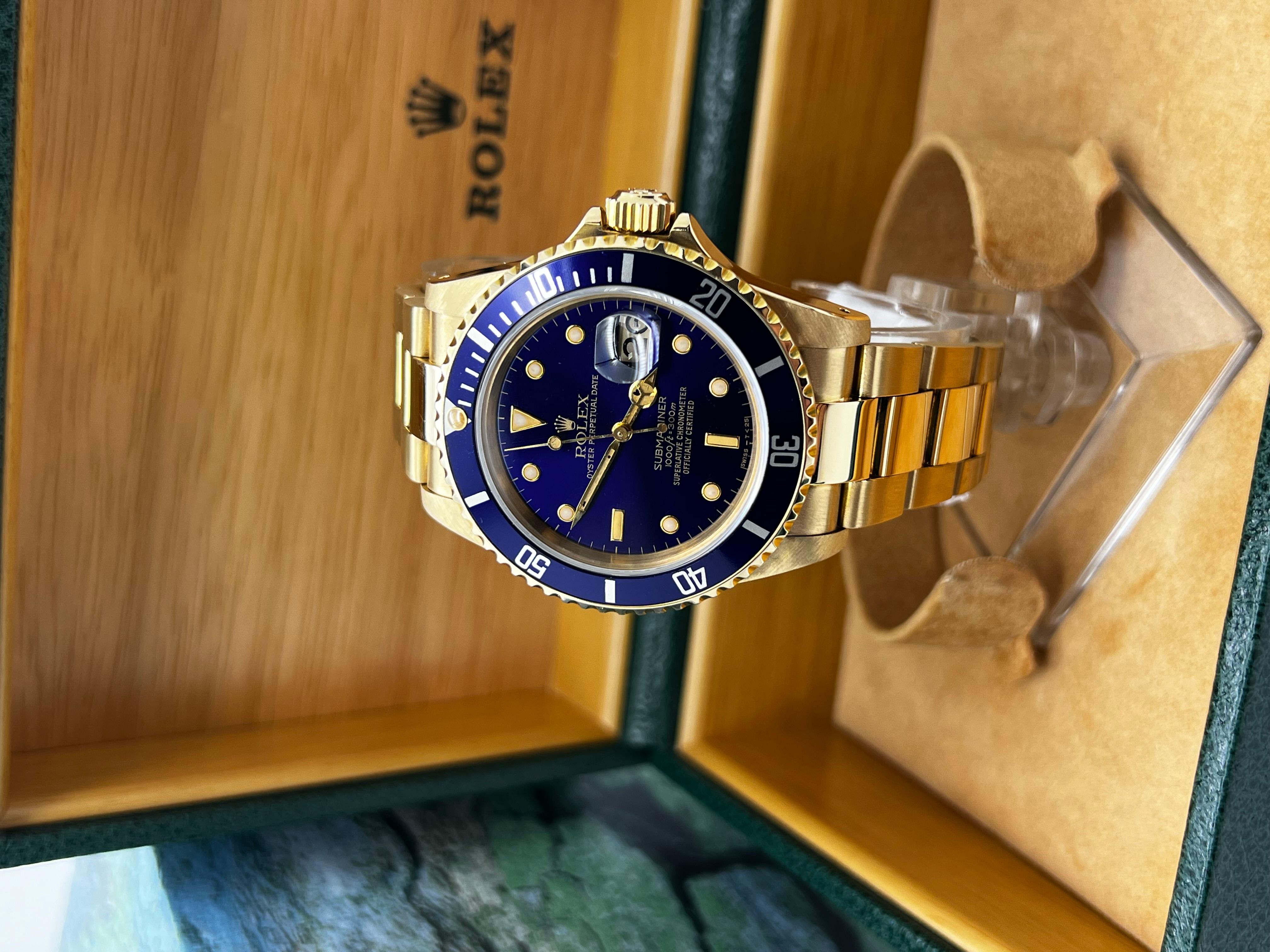 Rolex Submariner 16808 NICE PATINA cadran bleu en or jaune 18 carats en vente 4