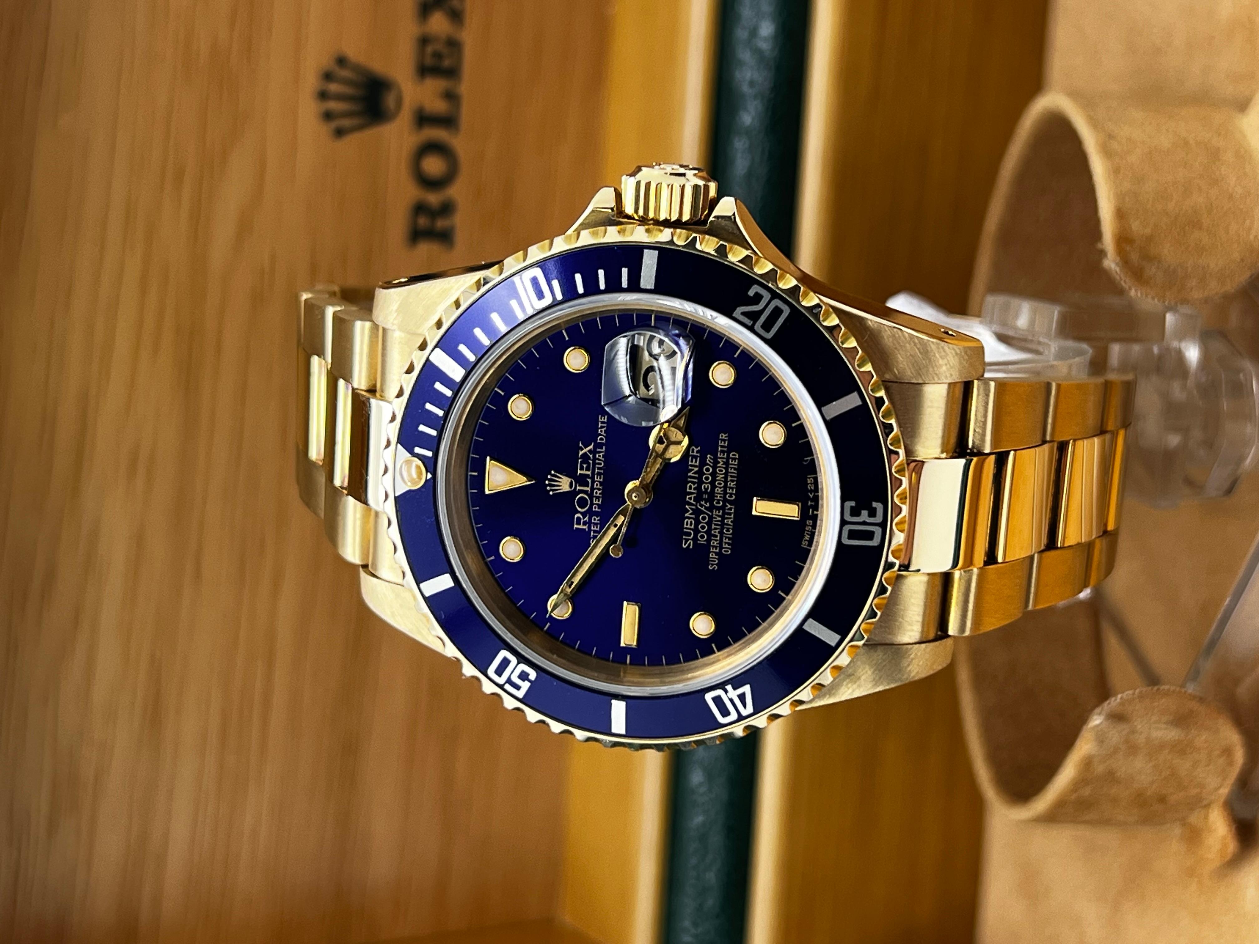 Rolex Submariner 16808 NICE PATINA cadran bleu en or jaune 18 carats en vente 5