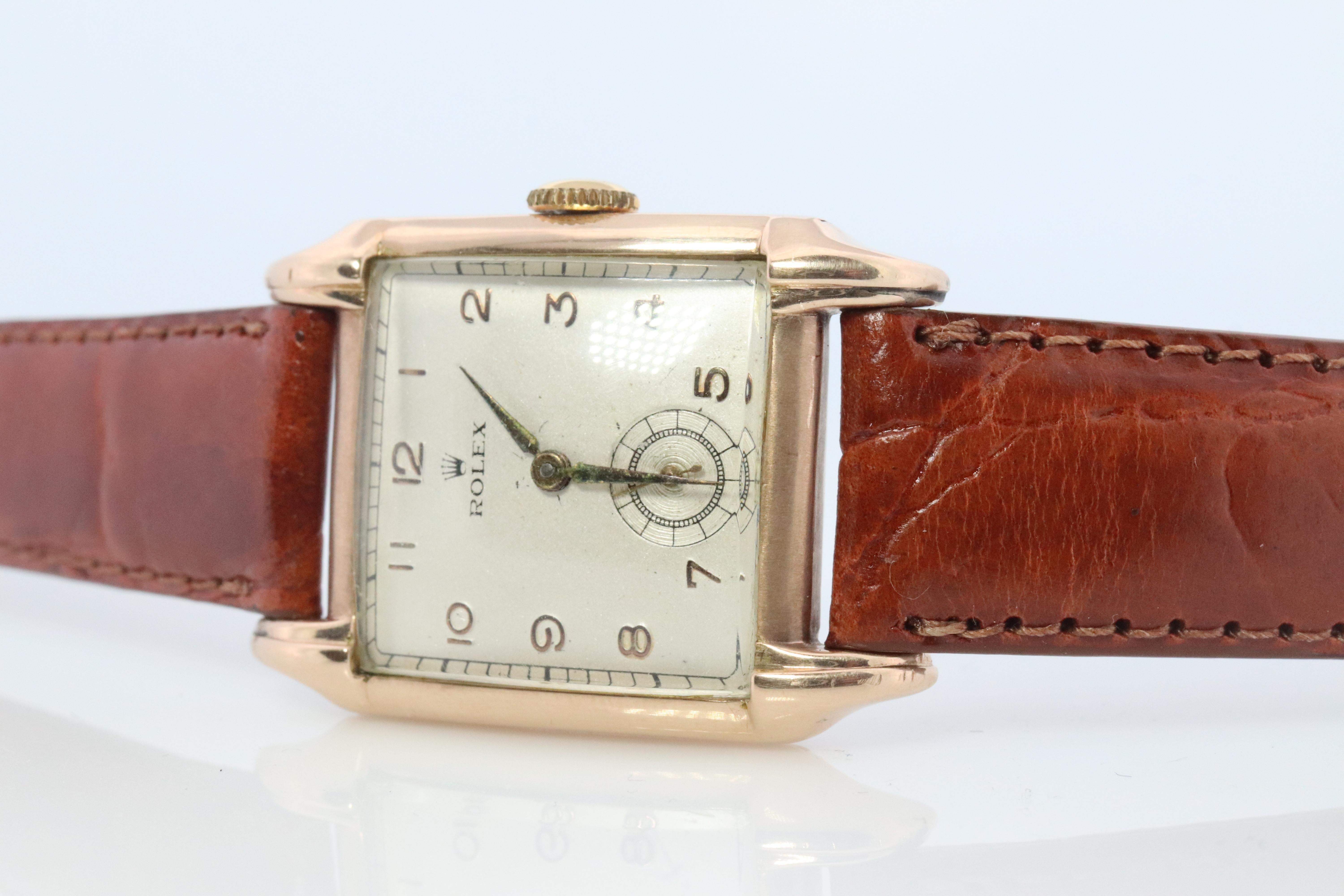Vintage Rolex Square Herrenuhr

9k Gelbgold

Ref 4533

Aufzieh-Bewegung. Läuft gut.

CIRCA 1940er Jahre

Schöne Uhr.

Neues Band aus echtem Leder.

27mm quadratisches Gehäuse
