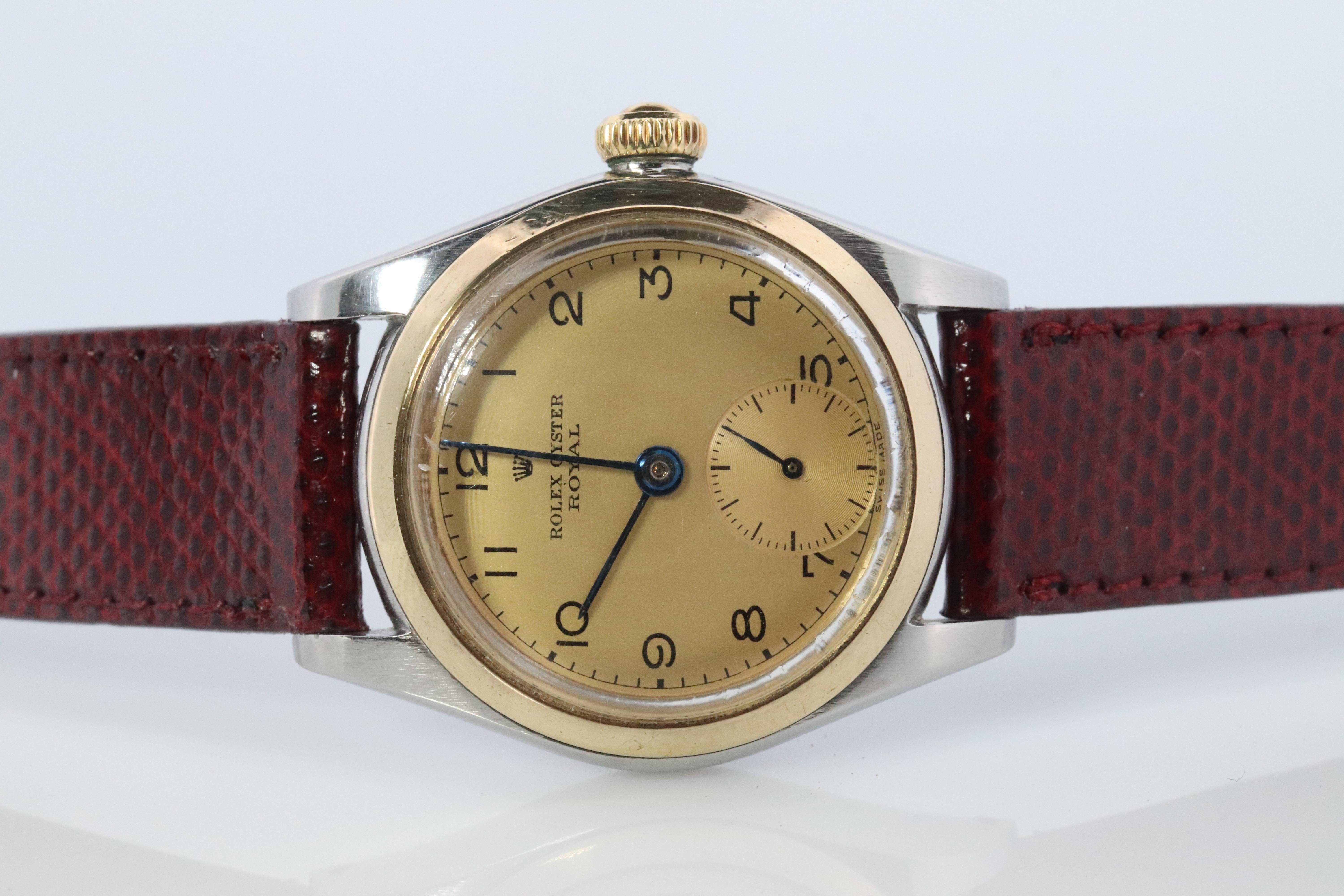 Rolex Oyster Royal 3121

Bisel de oro amarillo de 9 quilates y caja de acero inoxidable.

Movimiento de cuerda manual. Funciona bien.

Alrededor de 1943

Hermoso Reloj.

Nueva correa de cuero auténtico.

Caja redonda de 29 mm 

Estado: El reloj está