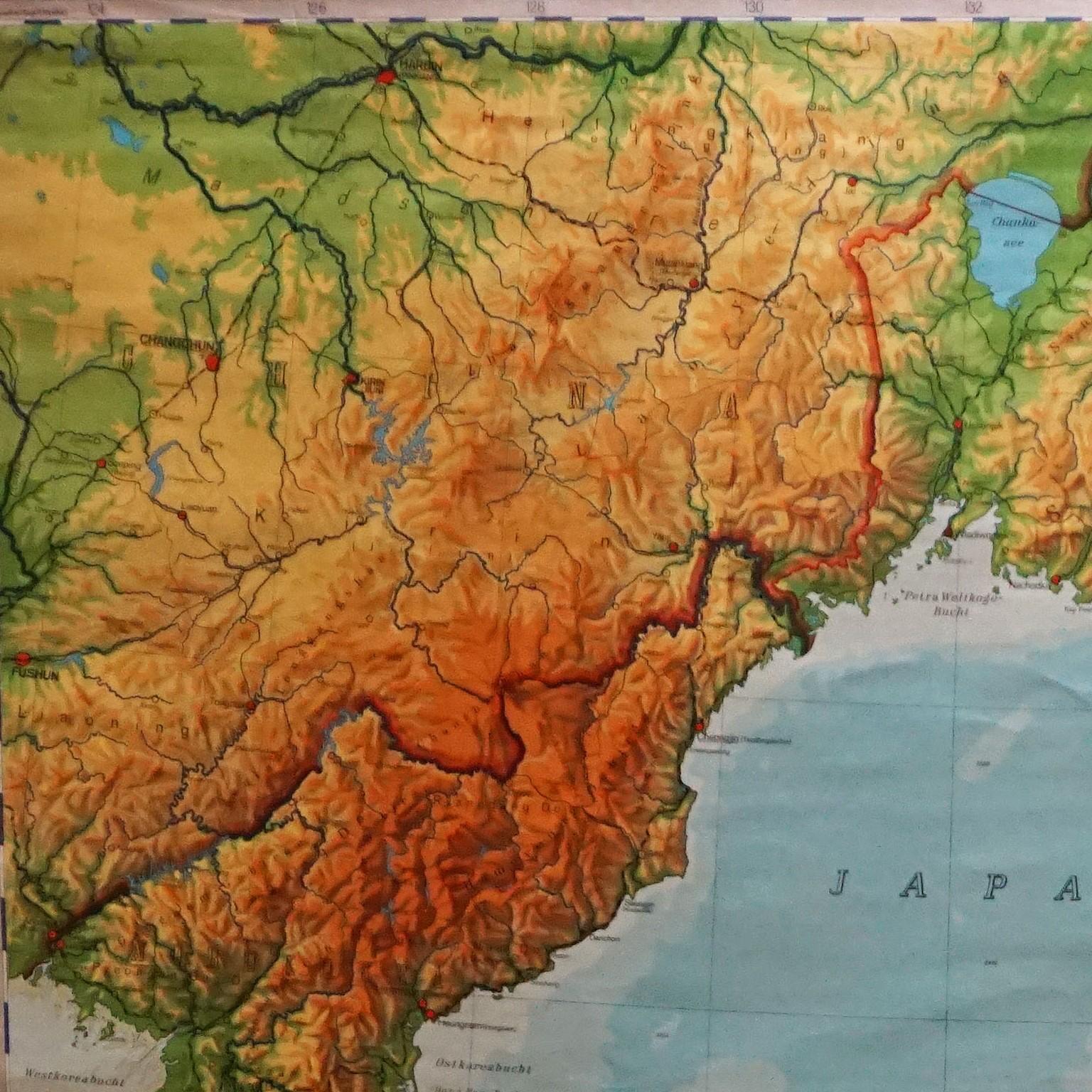 Eine dekorative, ausziehbare Länderkarte, die Japan und Korea zeigt. Herausgegeben von Haack-Paincke Justus Perthes. Farbenfroher Druck auf mit Leinwand verstärktem Papier.
Abmessungen:
Breite 199,50 cm (78,54 Zoll)
Höhe 194 cm (76,38 Zoll)

Die