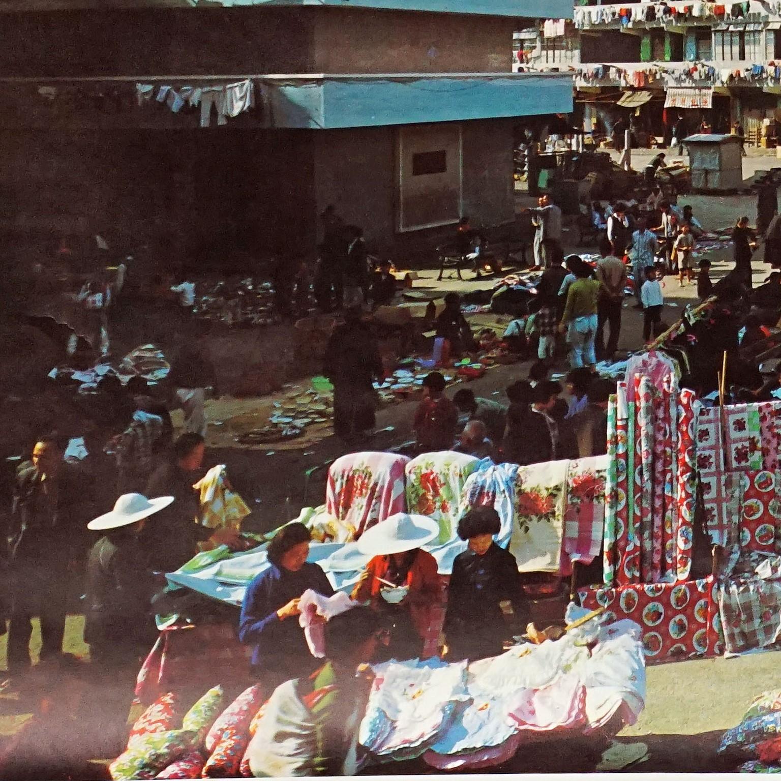 Rollbare Wandtafel, Vintage, Fotoplakat, Living in Hong Kong, 1970er Jahre (Land) im Angebot