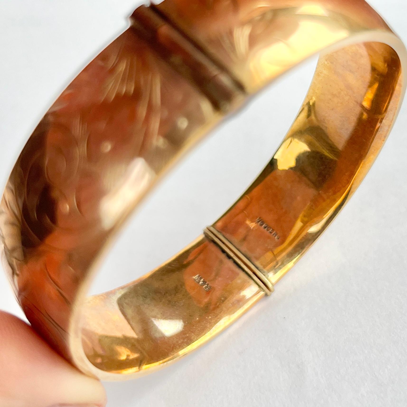 Questo splendido braccialetto in oro a 9 carati e 1/5 laminato presenta una meravigliosa incisione. 

Diametro interno del punto più largo: 6 cm
Circonferenza interna:  17.5cm
Larghezza bracciale: 16 mm

Peso: 31 g