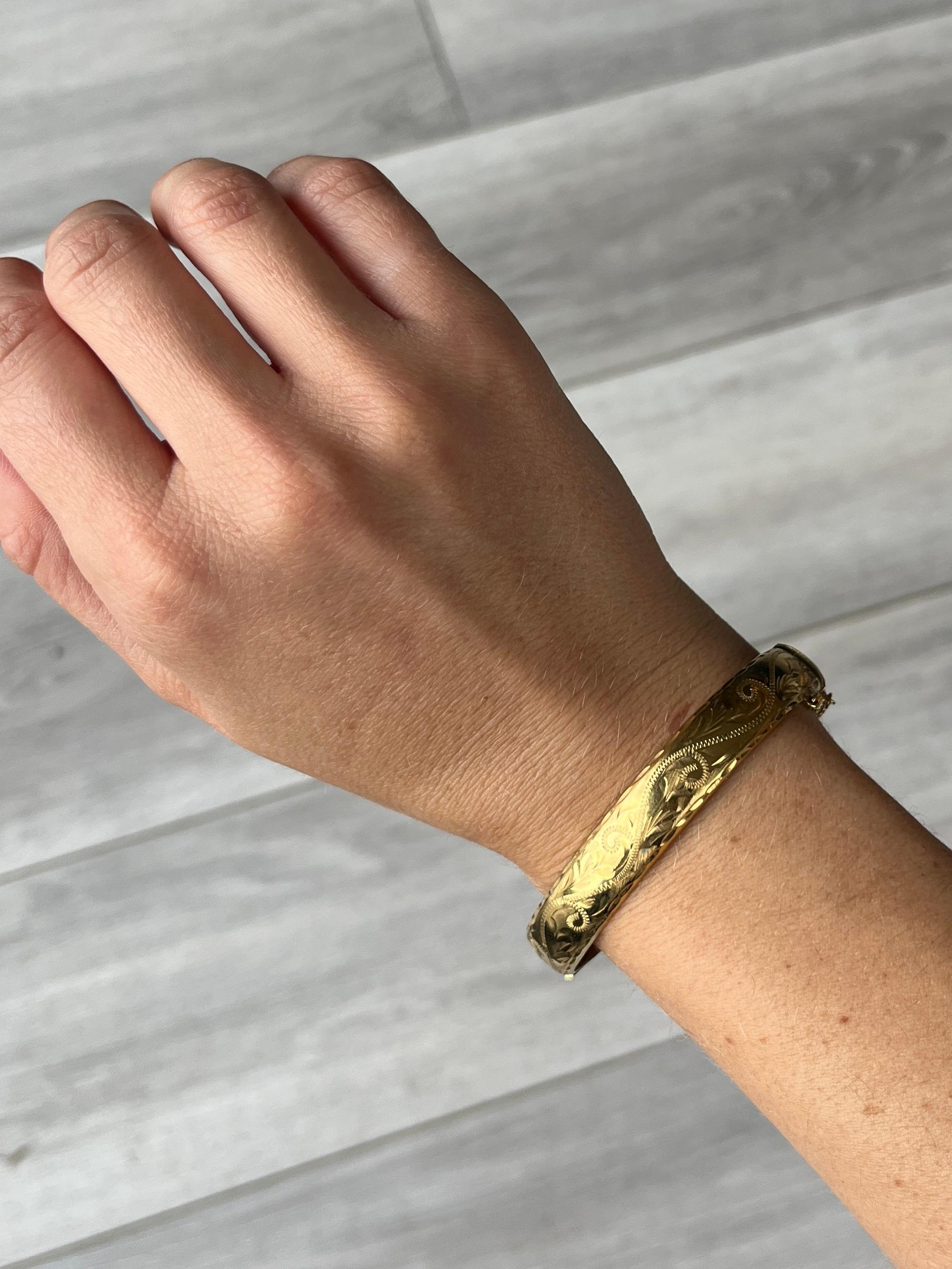 This gorgeous rolled 9 carat gold bangle has wonderful engraving. 

Inner diameter widest point: 6cm
Inner circumference:  17.5cm
Bangle Width: 10mm

Weight: 11.7g