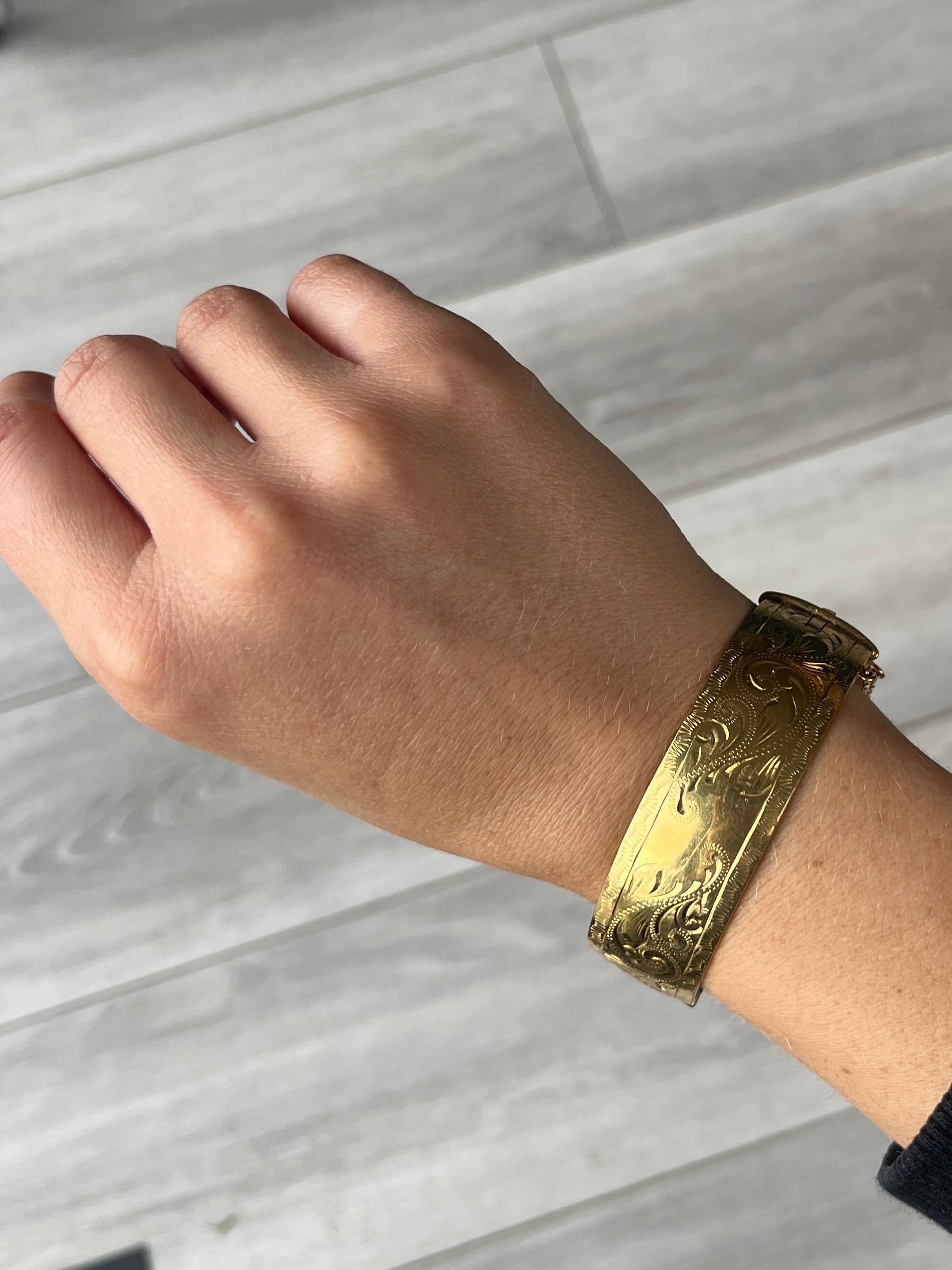 Questo splendido braccialetto in oro laminato a 9 carati presenta una meravigliosa incisione. 

Diametro interno del punto più largo: 6 cm
Circonferenza interna:  17.5cm
Larghezza bracciale: 19 mm

Peso: 50.5g