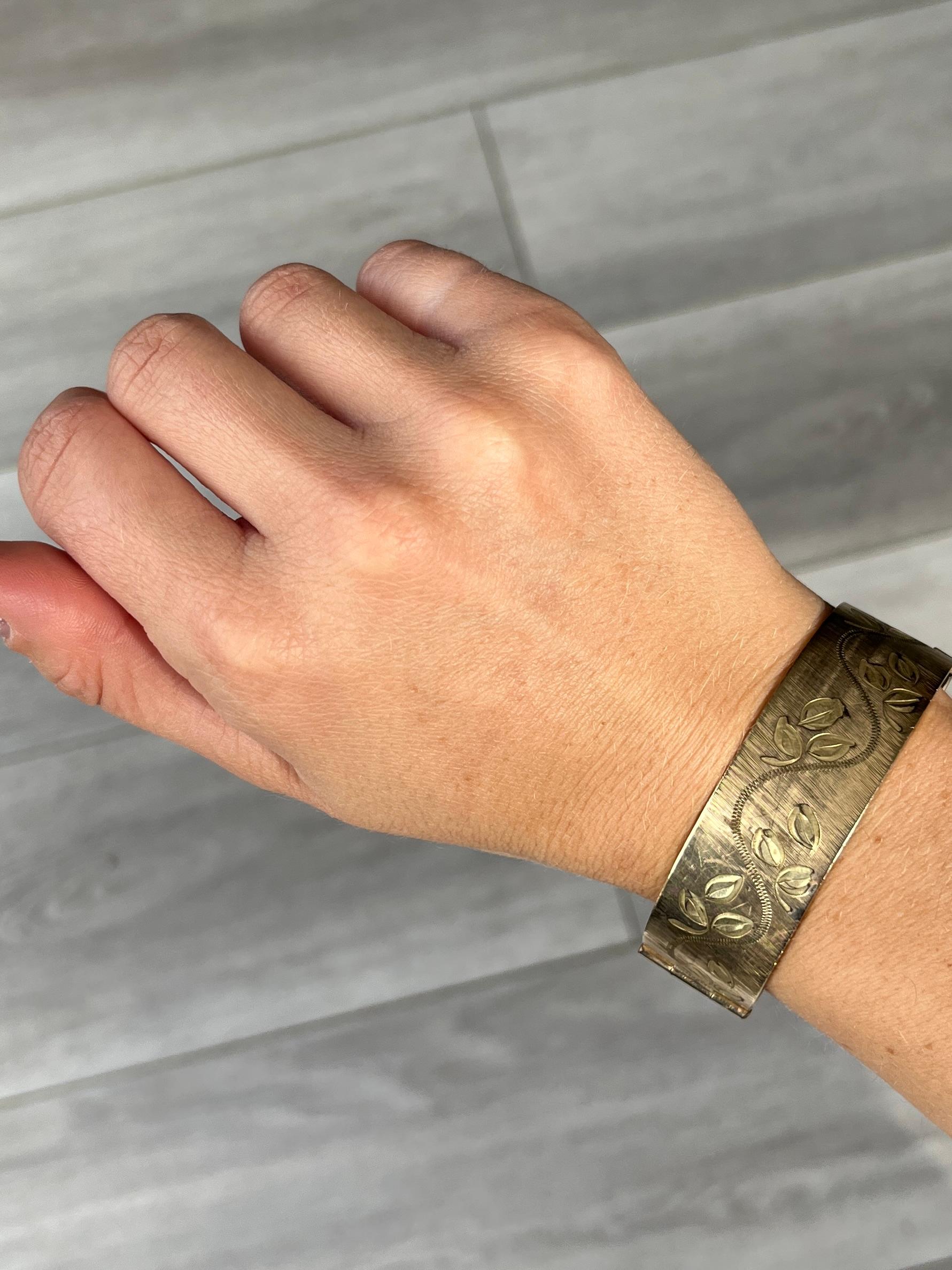 Questo splendido braccialetto in oro laminato a 9 carati presenta una meravigliosa incisione. 

Diametro interno del punto più largo: 6 cm
Circonferenza interna:  17.5cm
Larghezza bracciale: 19 mm

Peso: 35.9 g