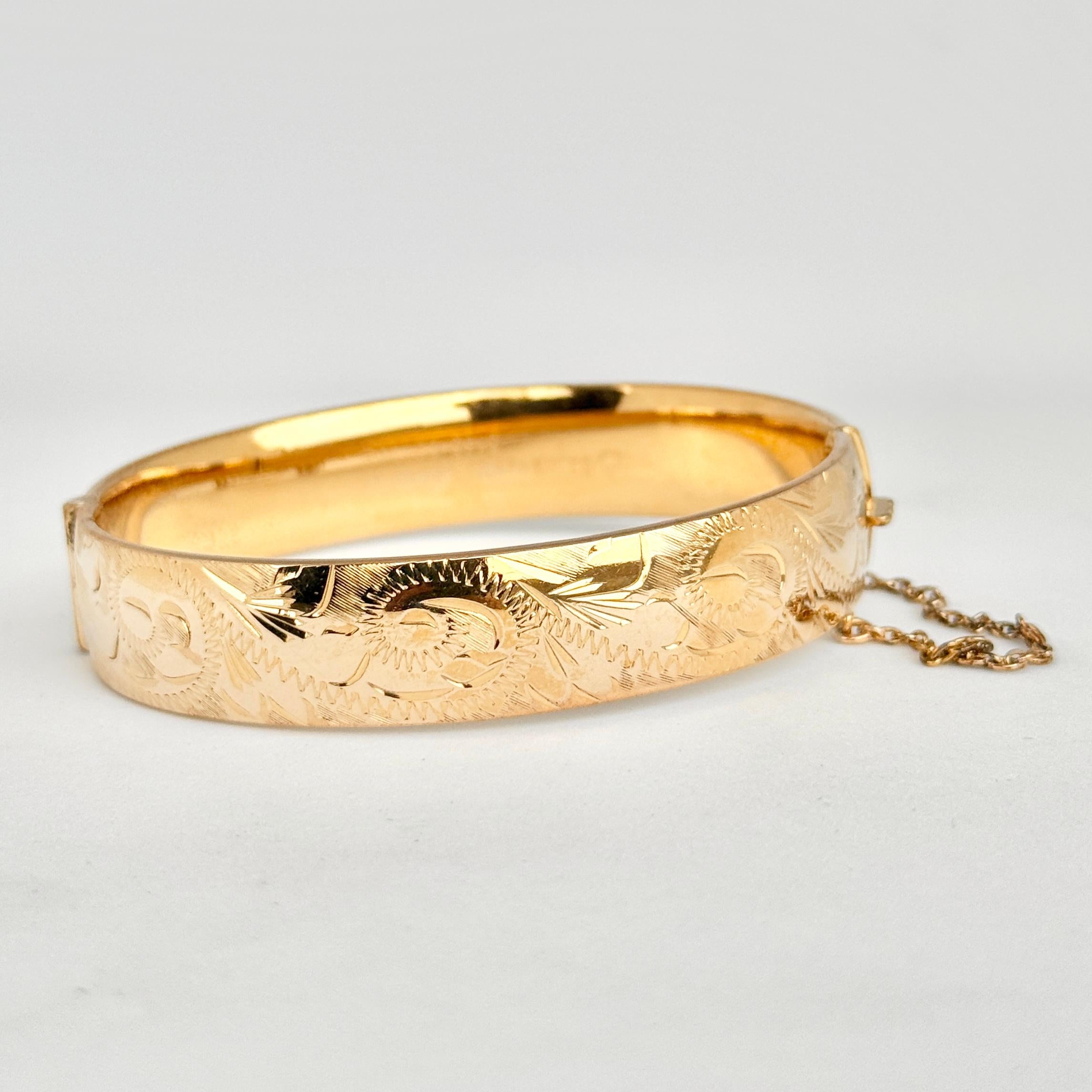 Questo splendido braccialetto in oro laminato presenta una meravigliosa incisione. Rolle significa che l'anima del metallo è ricoperta da un sottile strato d'oro. 

Circonferenza interna:  18 cm
Diametro interno (da cerniera a apertura)