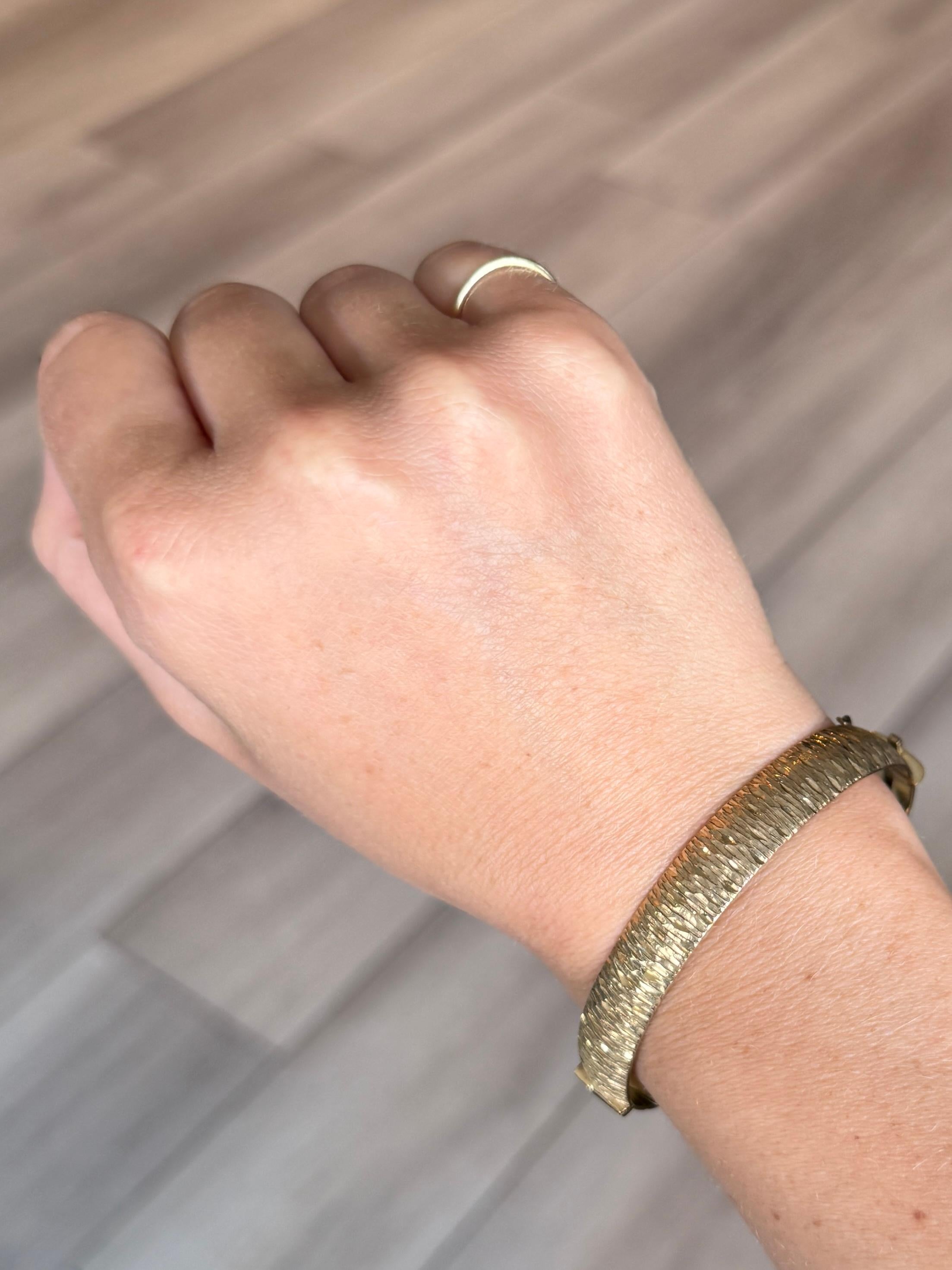 Brazalete de oro grabado enrollado vintage en Bueno estado para la venta en Chipping Campden, GB