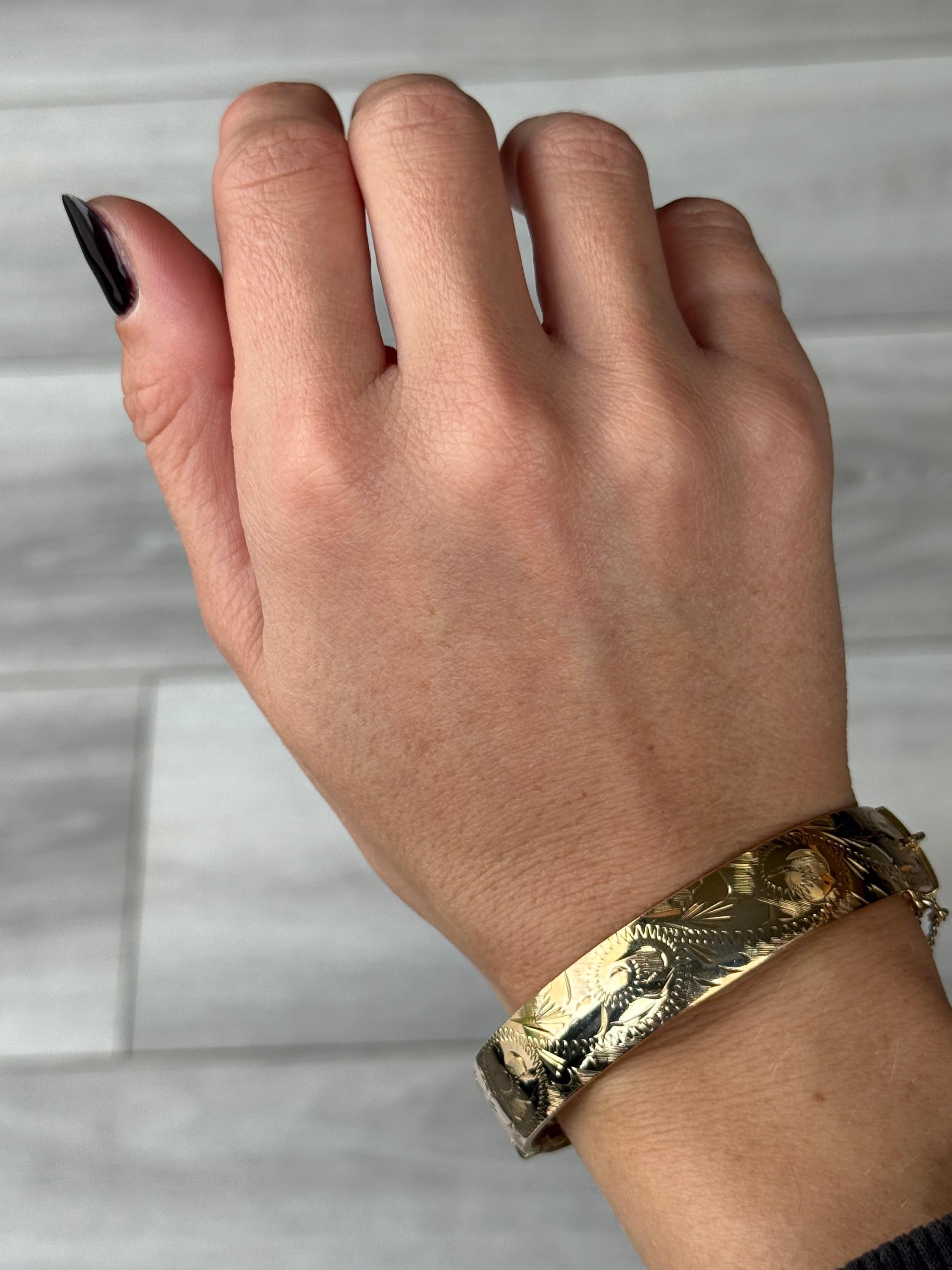 Bangle vintage con incisione in oro Rolle in vendita 1