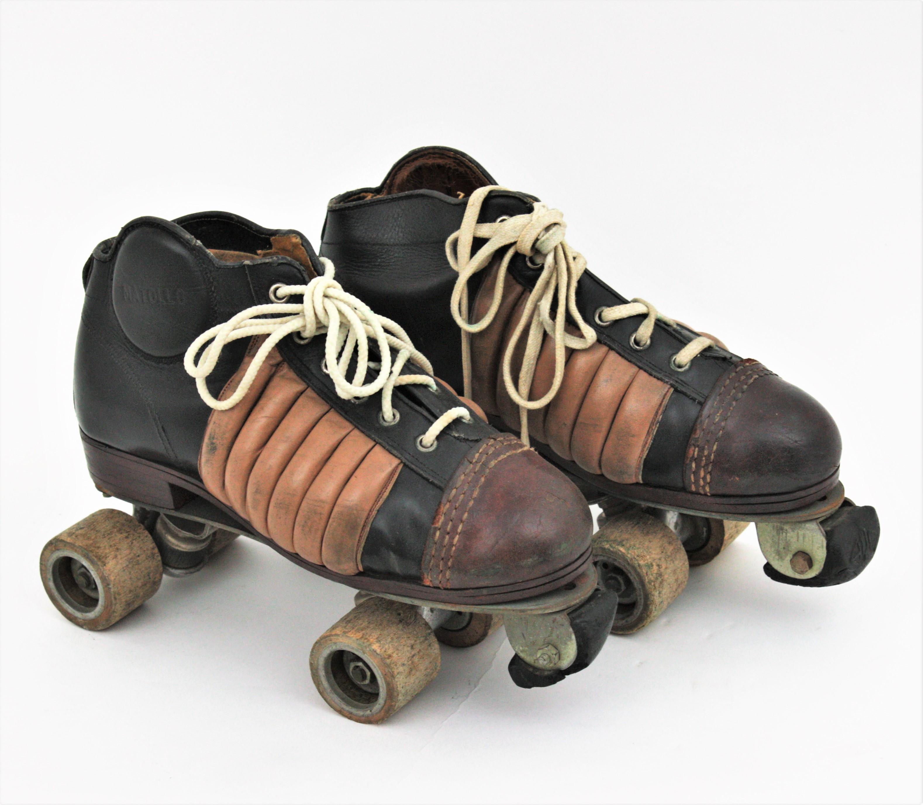Vintage hockey roller skakes in black and brown leather. Manufactured by Matollo, Spain, 1950s-1960.
The boots are made in leather on a metal base with wooden wheels.
For sports & curiosity collectors, for decorative purposes or for occasional use