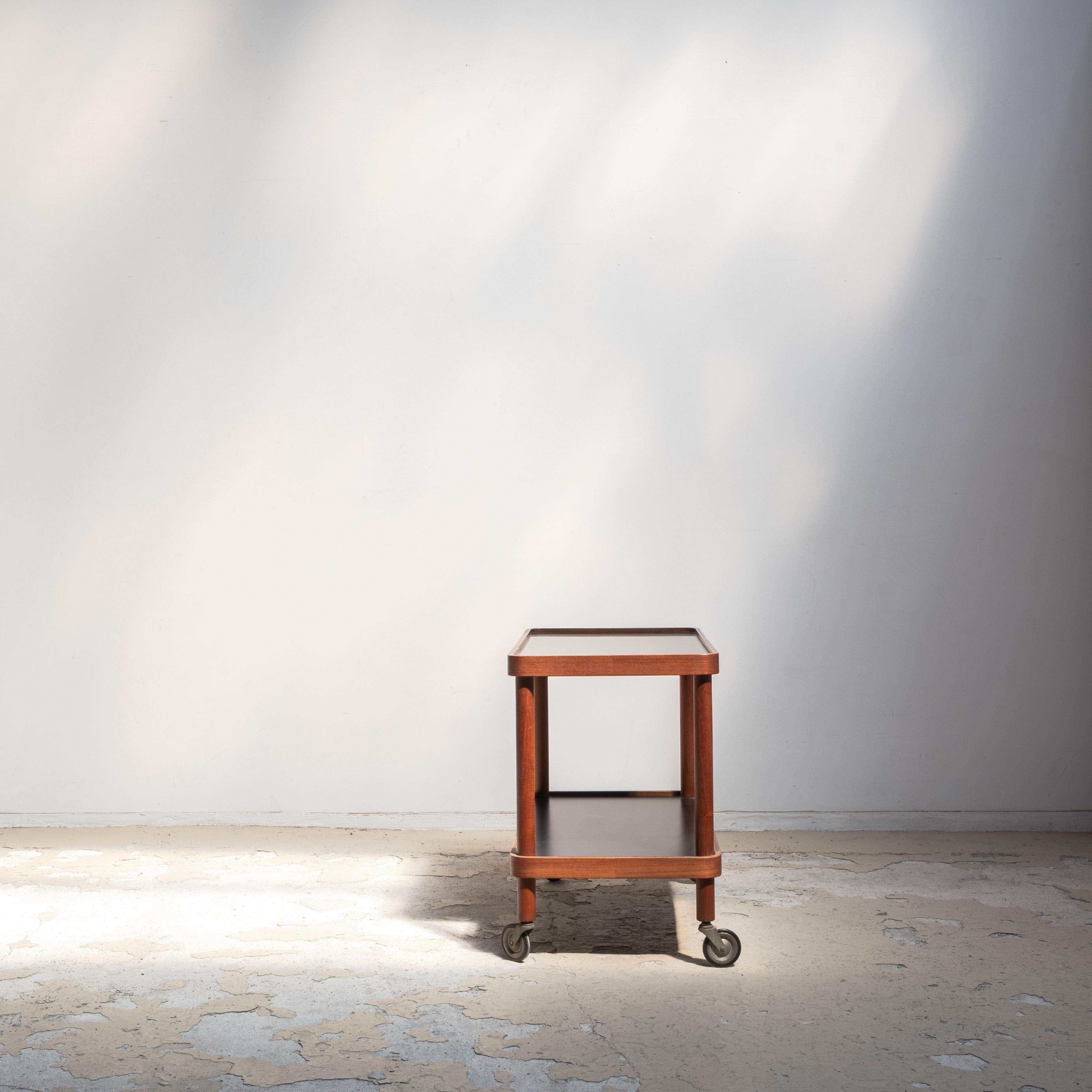 This elegant vintage rolling cart was designed by the renowned Isamu Kenmochi, one of Japan’s most influential modernist designers, for the Yamaguchi brand. A beautiful example of mid-century Japanese craftsmanship, the piece embodies clean lines,