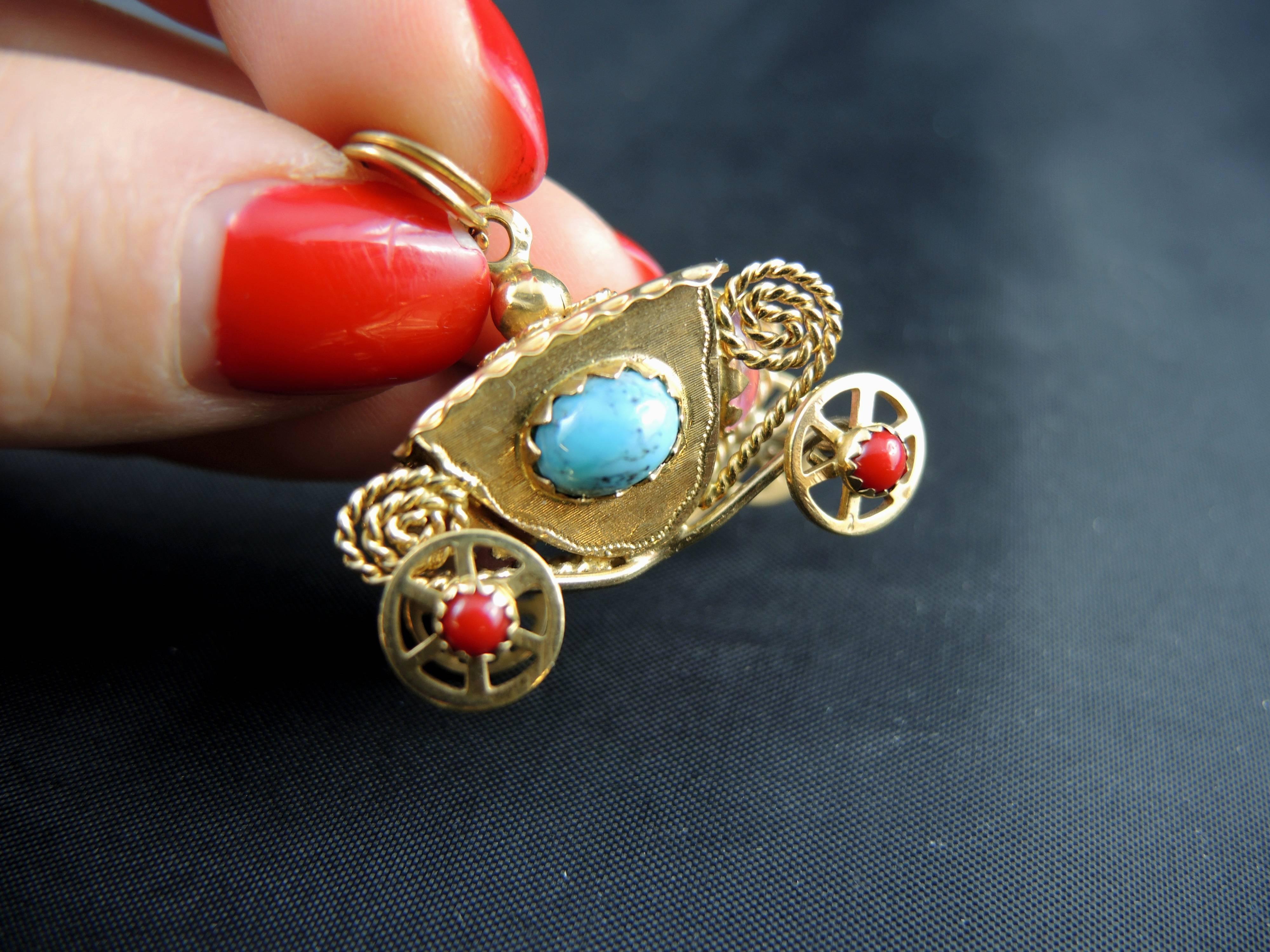18 kt yellow gold Rolling Coach pendant (quality mark:owl), set with colored stones.

Circa 1970.

Weight:10.80g
Height: 3.00 cm