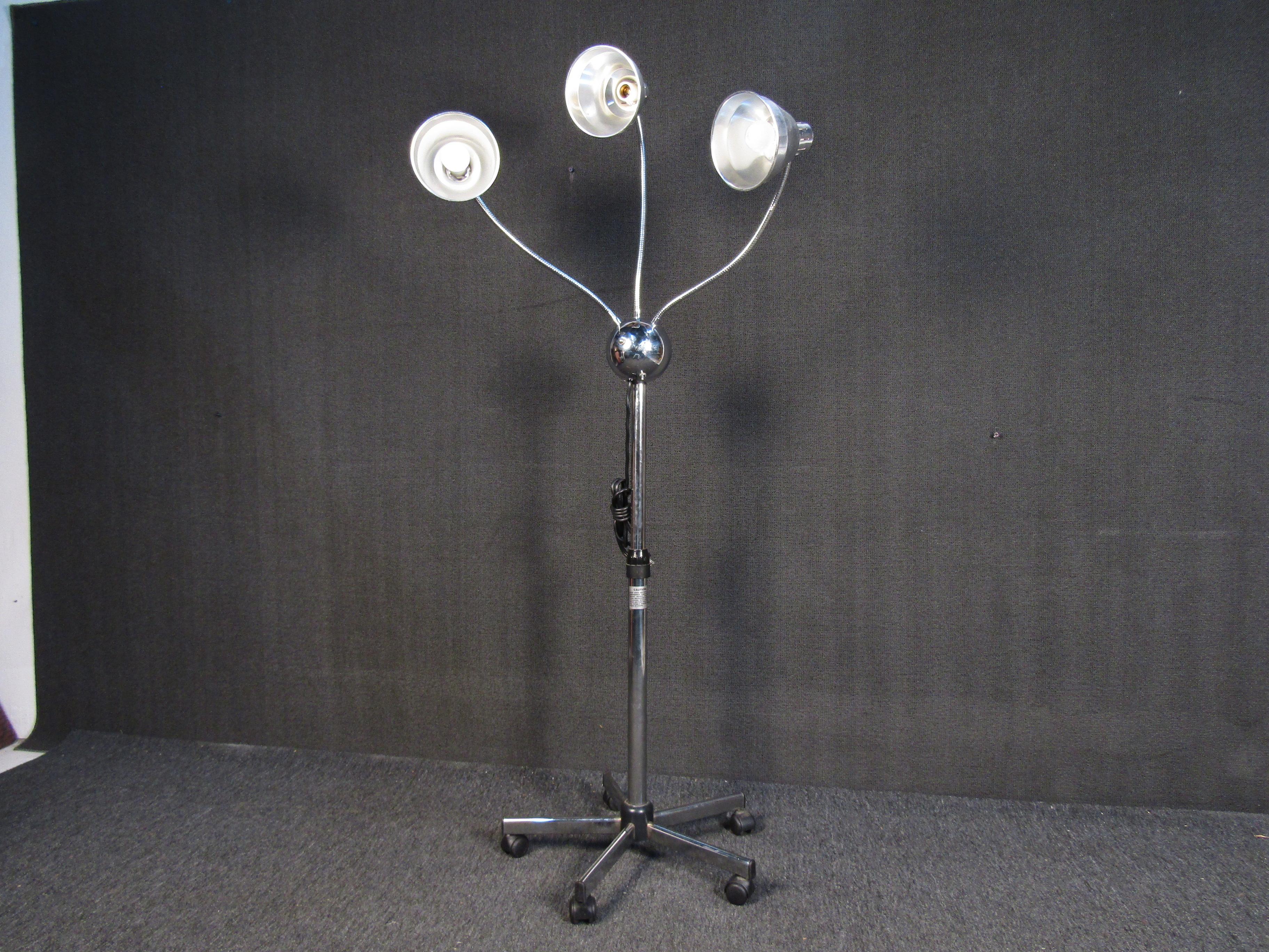 Rolling floor lamp with three lights, each with their own individual switch. 

Please confirm item location (NY or NJ).

