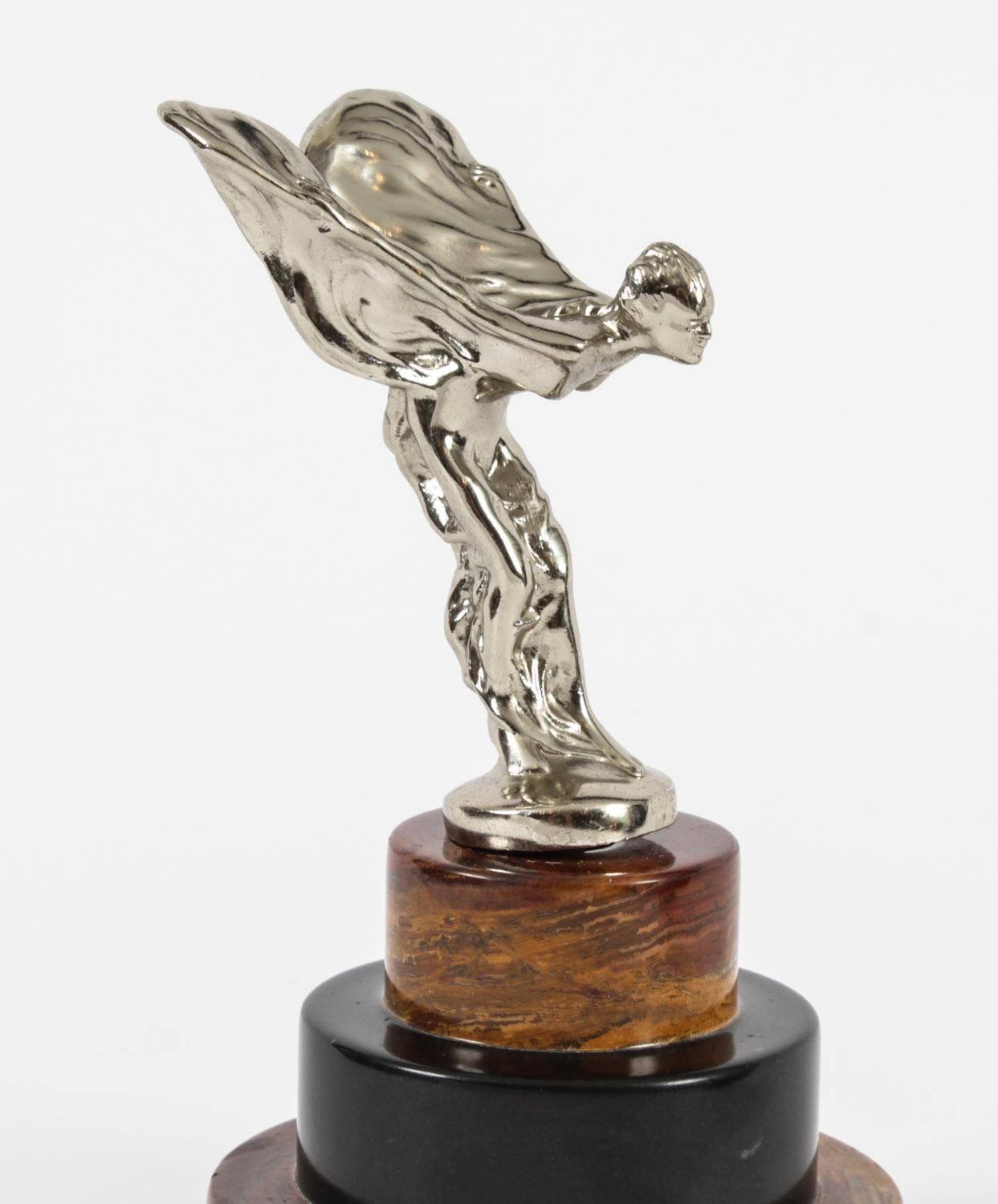 Magnifique mascotte de voiture Rolls Royce en métal argenté, The Spirit of Ecstasy, datant du milieu du 20e siècle.

La jeune fille ailée a été conçue par Charles Robinson Sykes (1875-1950) et repose sur un magnifique socle circulaire en marbre