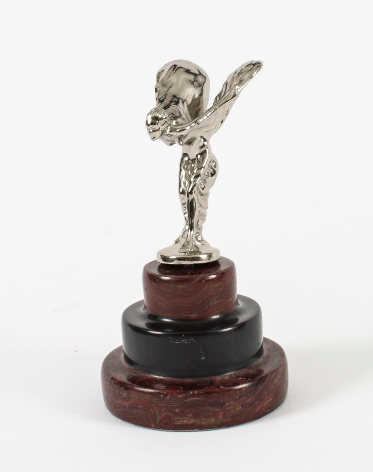 Magnifique mascotte décorative de voiture Rolls Royce en métal argenté, The Spirit of Ecstasy, datant du milieu du XXe siècle.

La jeune fille ailée a été dessinée par Charles Robinson Sykes (1875-1950) et repose sur une jolie base circulaire en