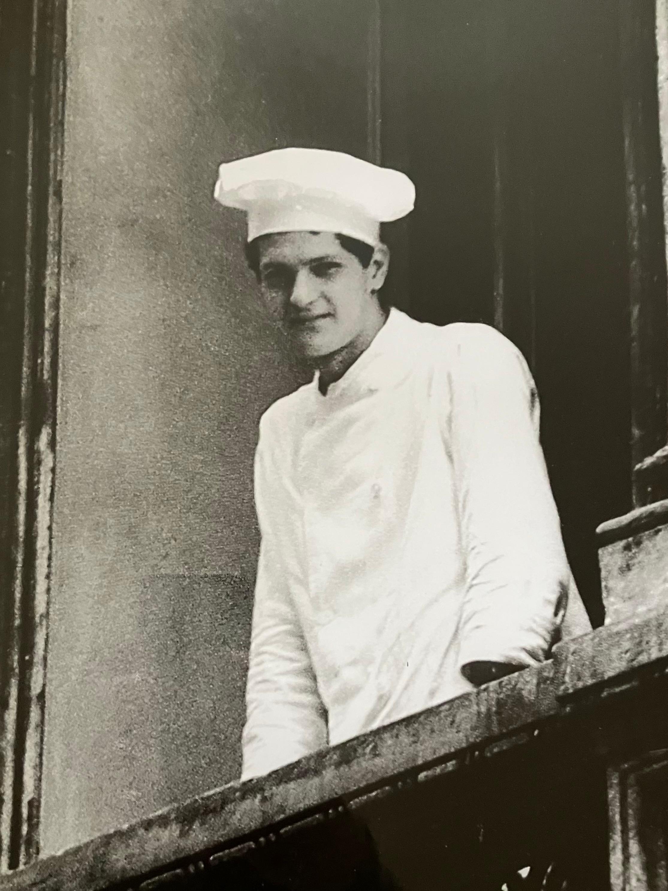 Vintage Roman chef photograph. Midcentury black and white photo of an Italian chef smiling from a Roman palazzo balcony in period black and gold frame. Perfect Father's Day gift. Italy, 1960's

Approximate dimensions: 22