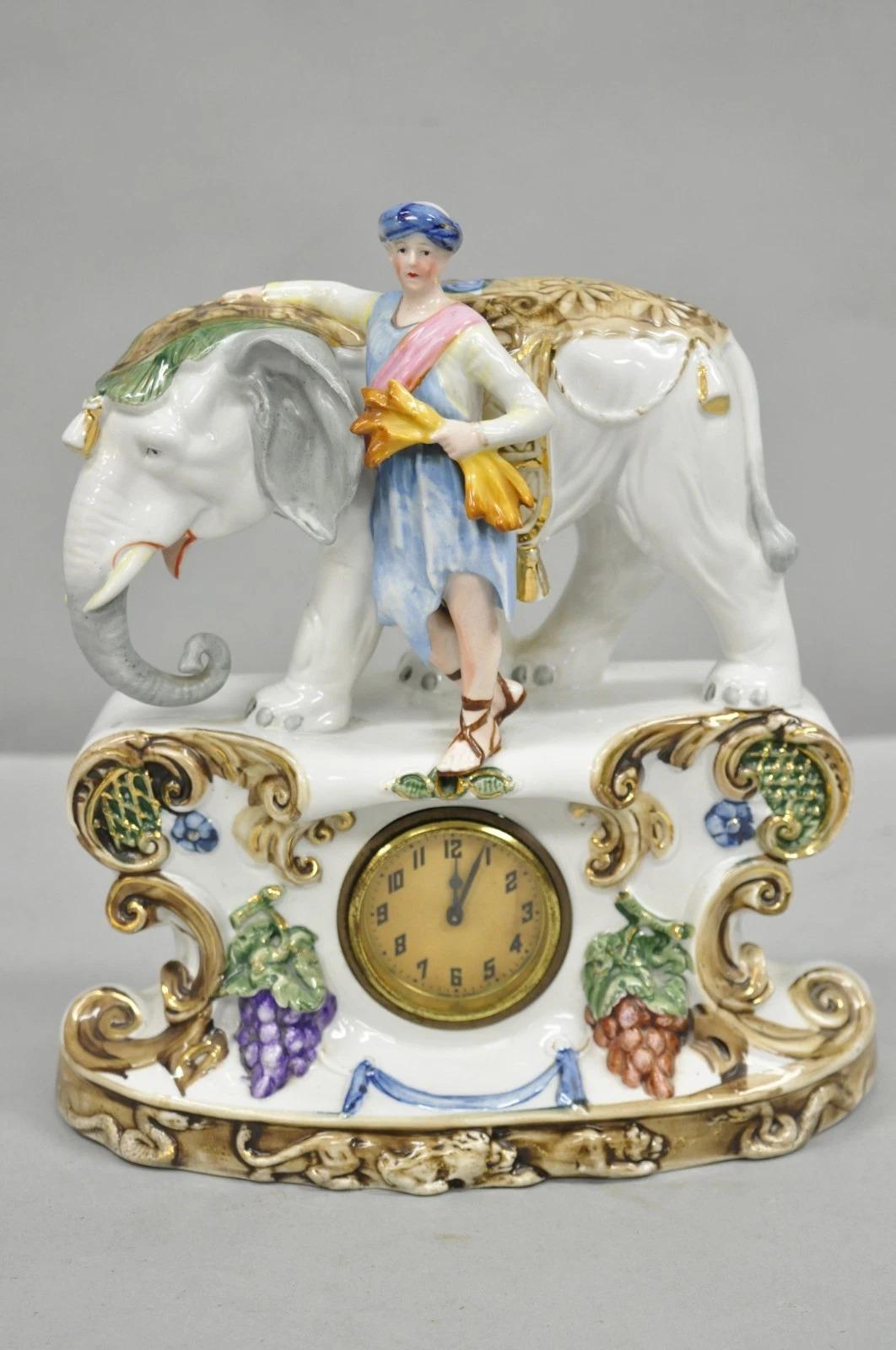 Orologio da tavolo d'epoca in porcellana romana classica tedesca con elefanti e soldati in vendita 5