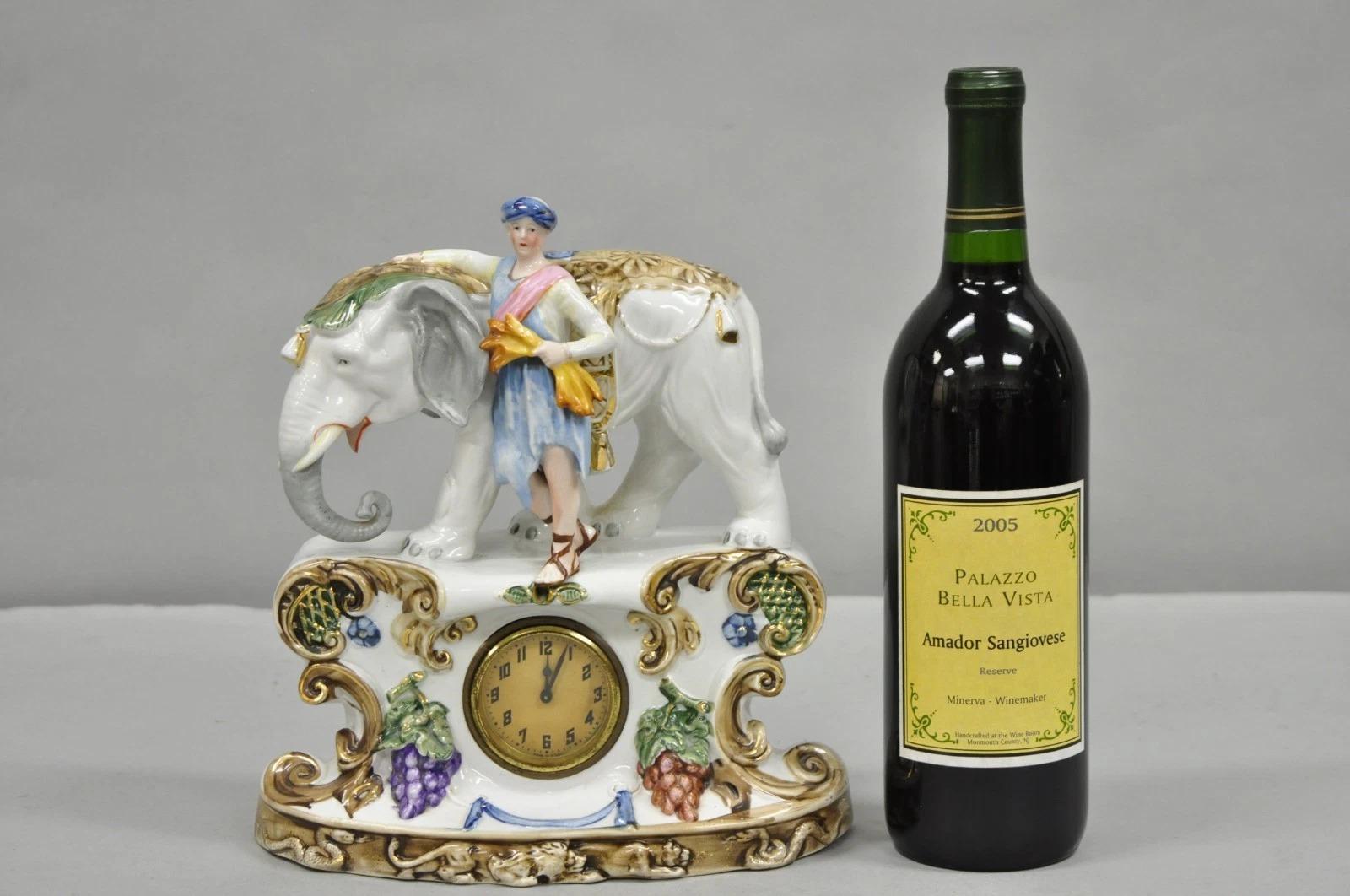 Orologio da tavolo in porcellana tedesca in stile classico romano con elefante e soldato. Circa all'inizio del XX secolo. Misure: 10