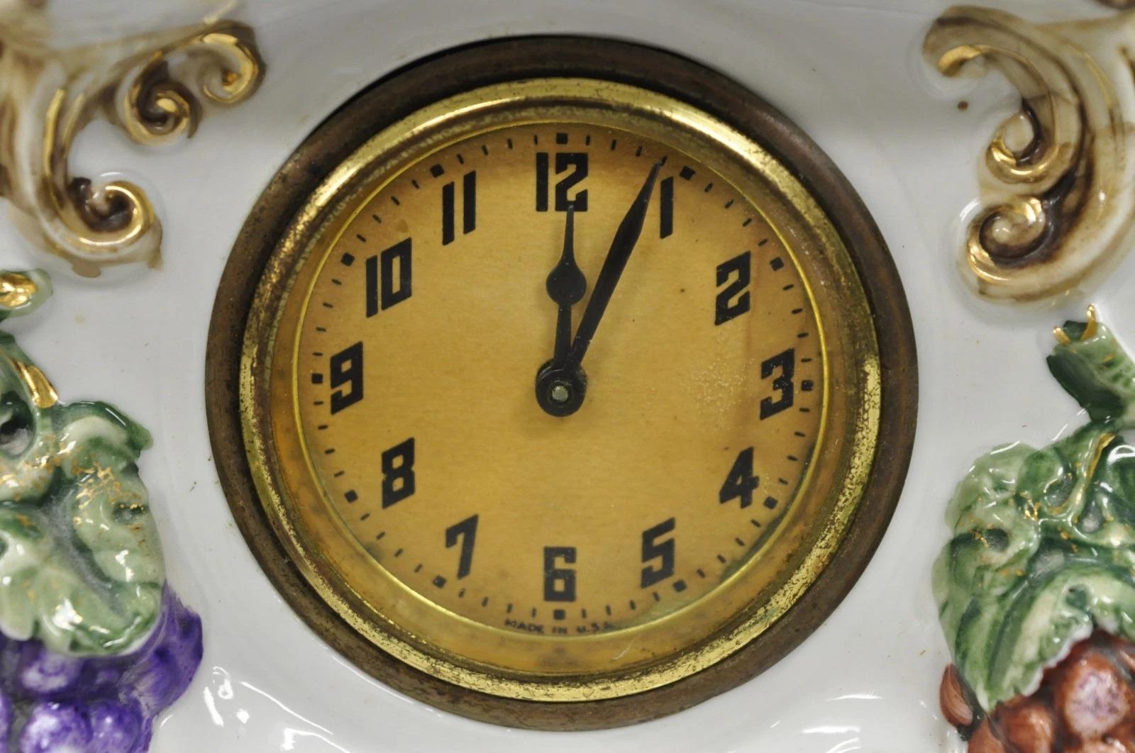 Orologio da tavolo d'epoca in porcellana romana classica tedesca con elefanti e soldati In condizioni buone in vendita a Philadelphia, PA