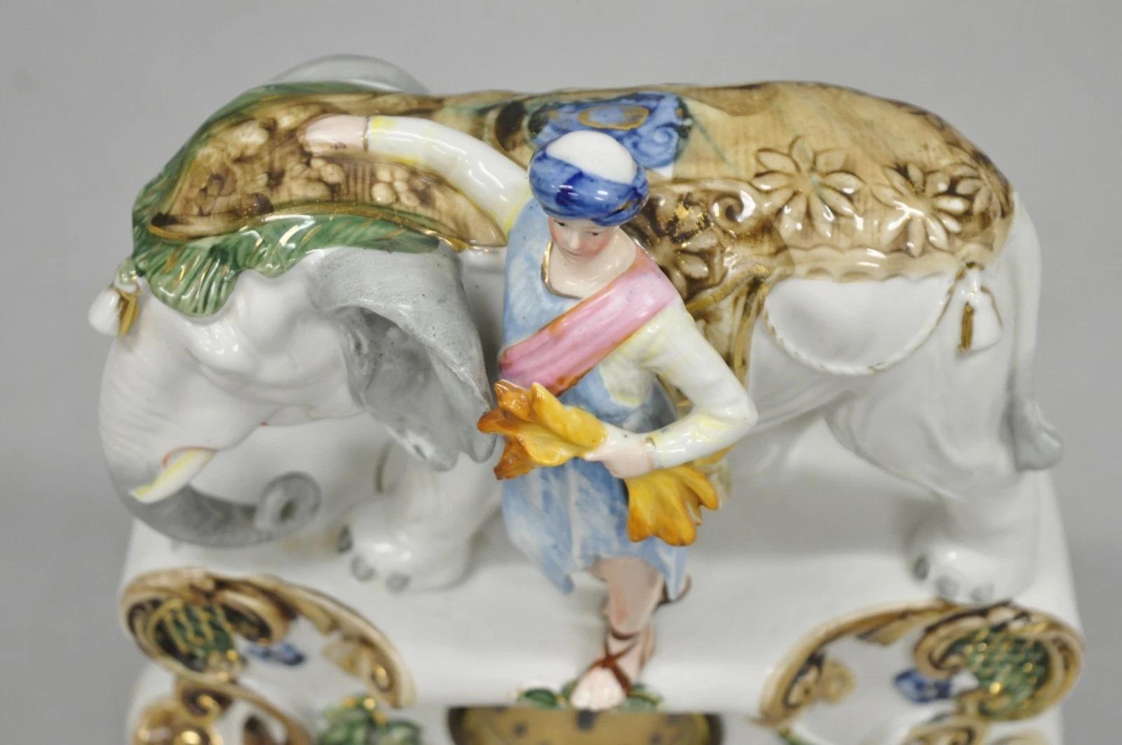 XX secolo Orologio da tavolo d'epoca in porcellana romana classica tedesca con elefanti e soldati in vendita