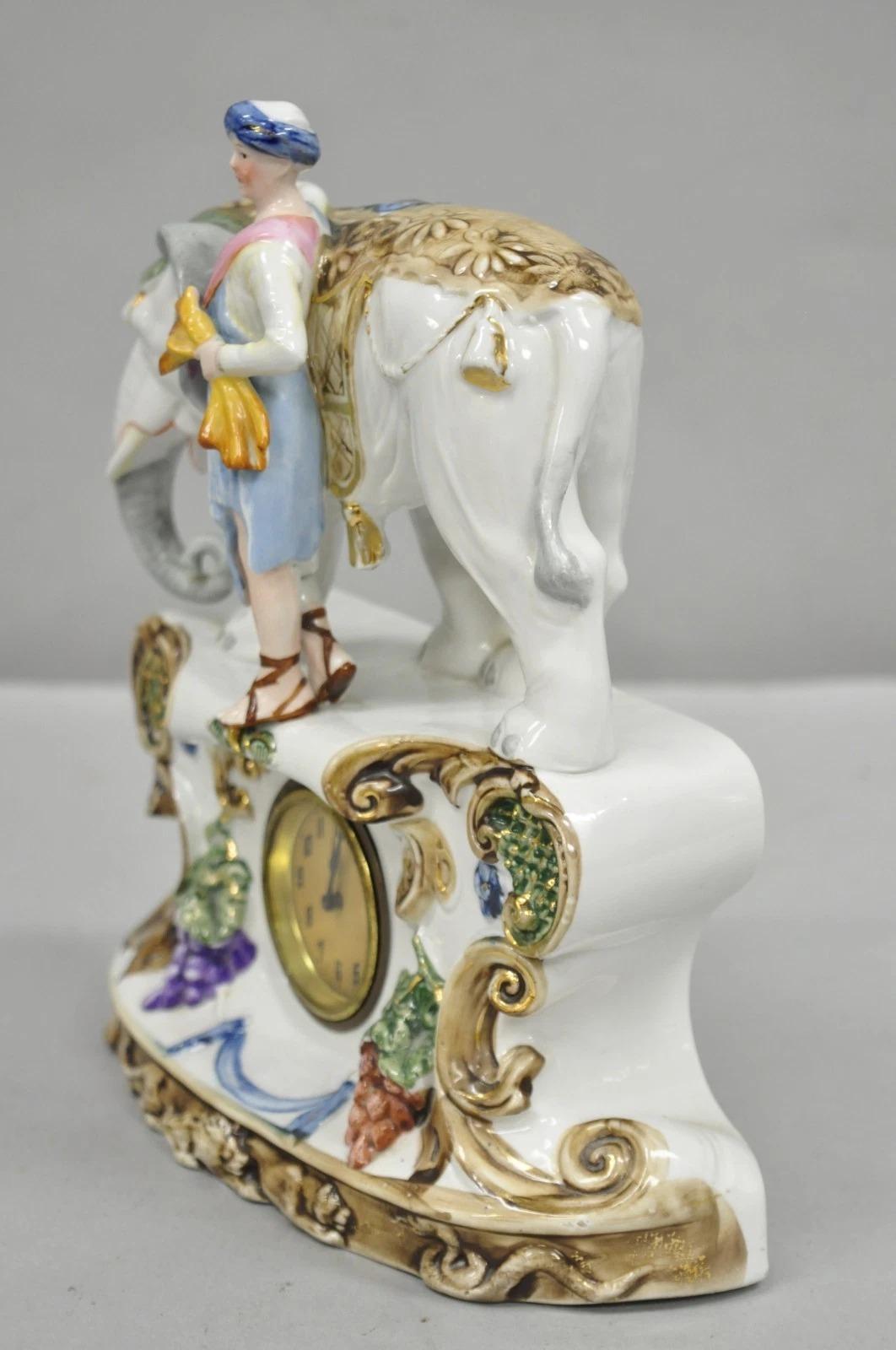 Orologio da tavolo d'epoca in porcellana romana classica tedesca con elefanti e soldati in vendita 1
