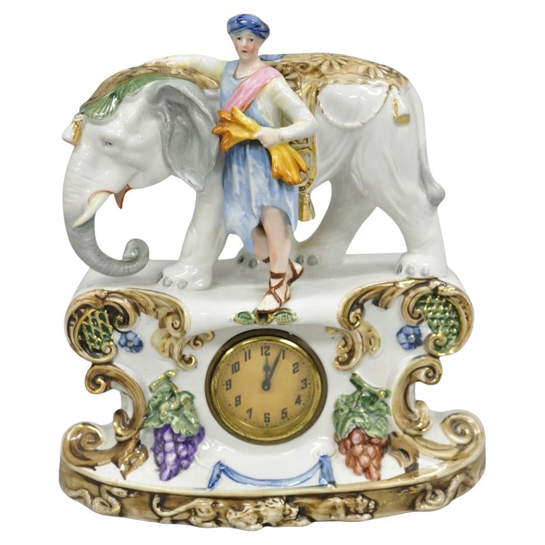 Orologio da tavolo d'epoca in porcellana romana classica tedesca con elefanti e soldati in vendita