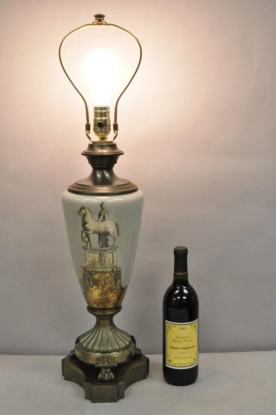Lámpara de Sobremesa Neoclásica de Porcelana Gris de Estilo Clásico Romano Vintage con Caballo y Soldado Impresos en Transferencia Sobre una Base de Pata de Metal - un Par. Mediados del siglo XX. Medidas: 30