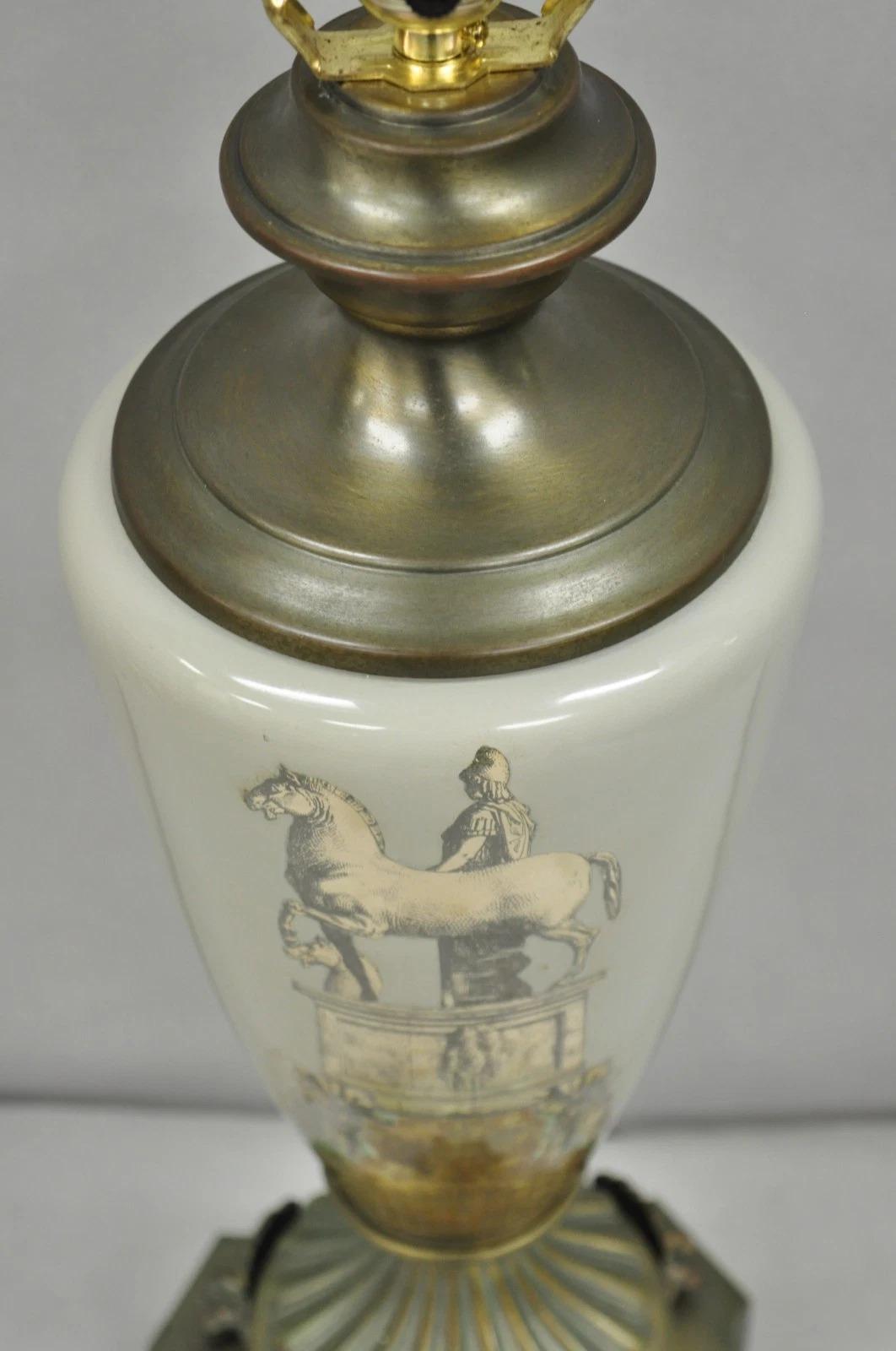 Lámpara de Sobremesa Neoclásica de Porcelana Gris Estilo Clásico Romano Vintage - Pareja en Bueno estado para la venta en Philadelphia, PA
