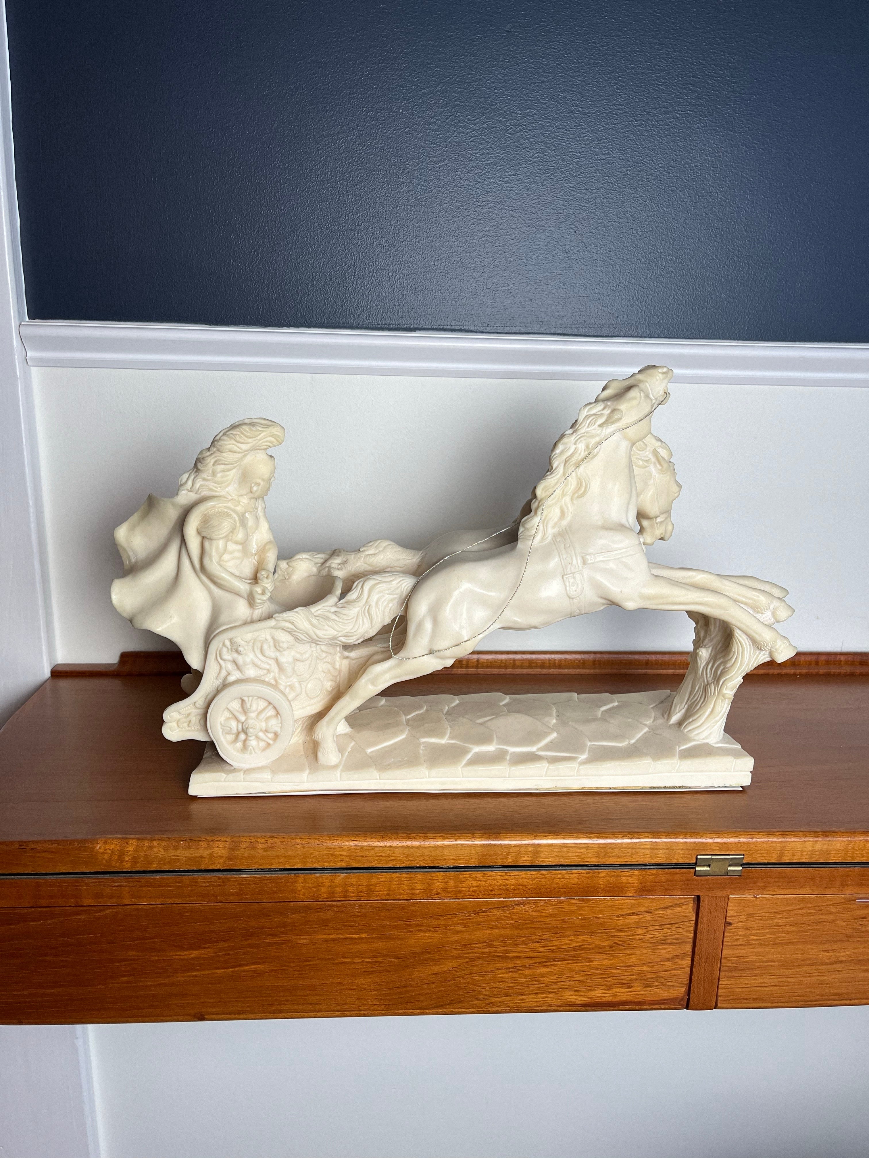 Splendida scultura di una quadriglia romana con cavalli. Resina di qualità. Grande attenzione ai dettagli in tutti gli aspetti. L'espressione della figura mostra un'intensità e dipinge un'immagine di missione e movimento.