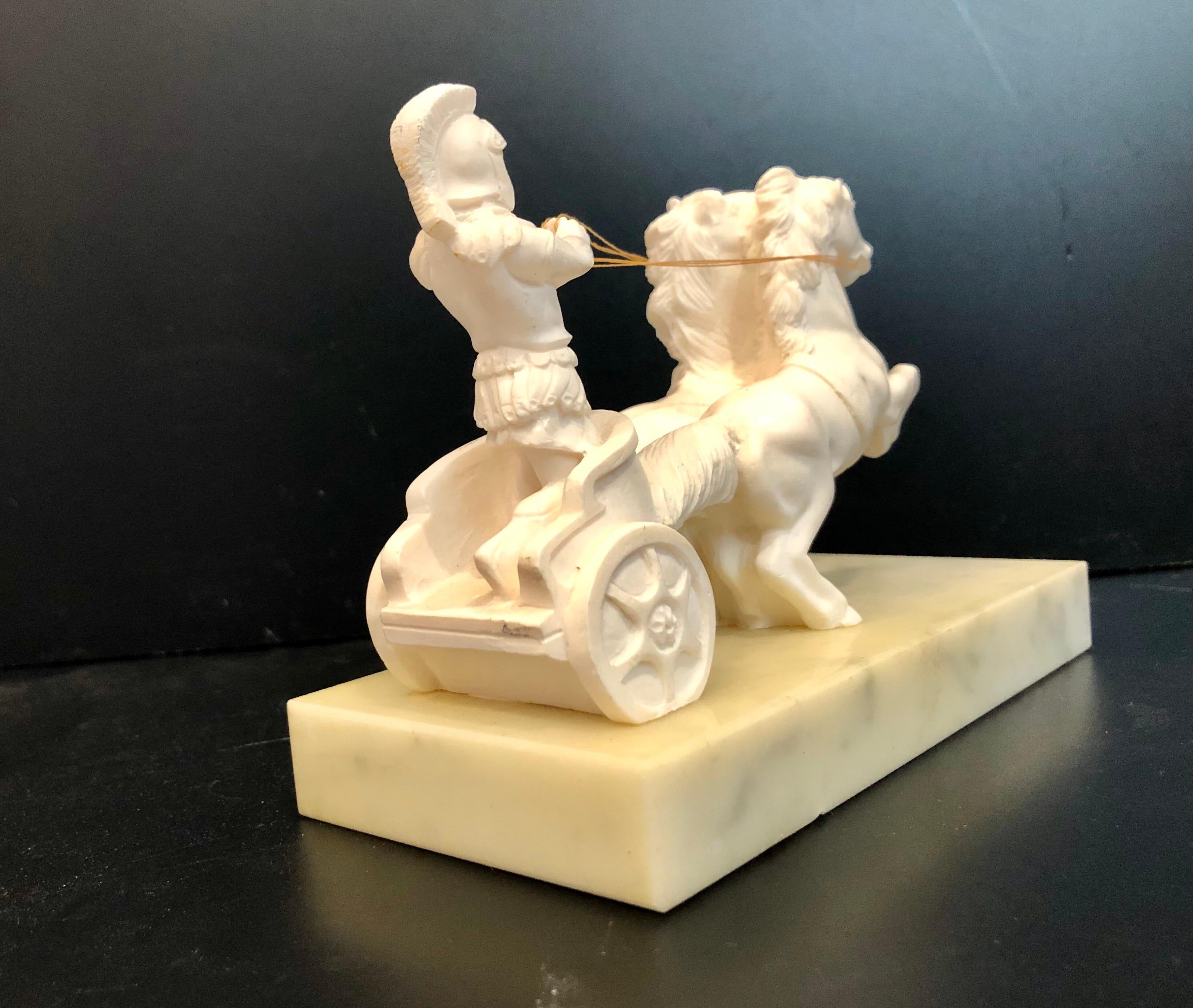 Vintage-Skulptur eines römischen Soldaten und eines Kutschpferdes auf Marmorsockel (Klassisch-römisch) im Angebot