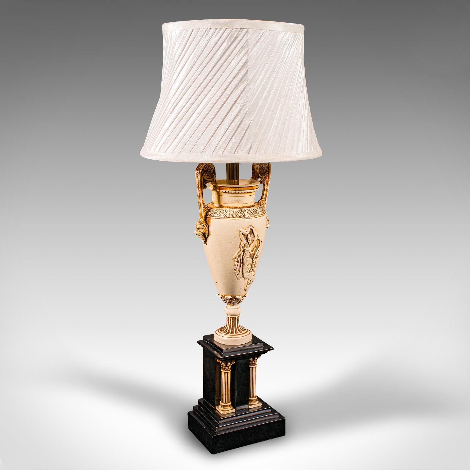 
Dies ist eine romanische Vintage-Tischlampe. Eine kontinentale Beistellleuchte aus Kunststein auf einem ebonisierten Sockel im klassischen Stil, aus dem späten 20. Jahrhundert, um 1970.

Hervorragender klassischer Geschmack bei dieser reizvollen