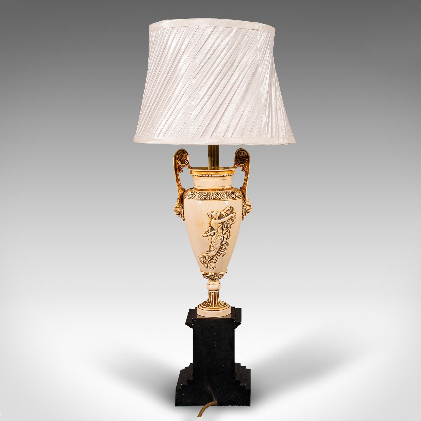 Romanische Vintage-Tischlampe, kontinental, Beistellleuchte, klassischer Stil, ca. 1970 (Europäisch) im Angebot