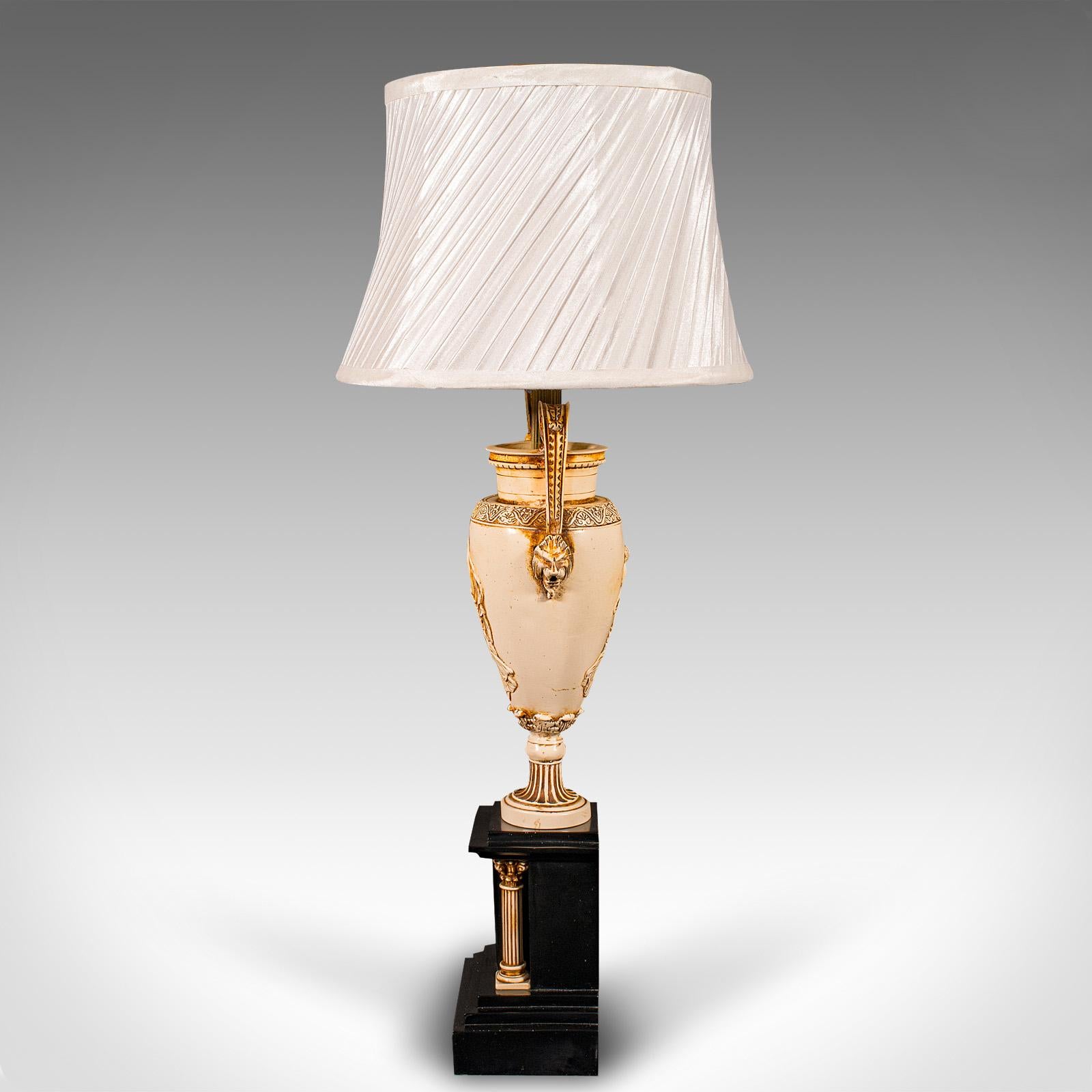 Romanische Vintage-Tischlampe, kontinental, Beistellleuchte, klassischer Stil, ca. 1970 (20. Jahrhundert) im Angebot
