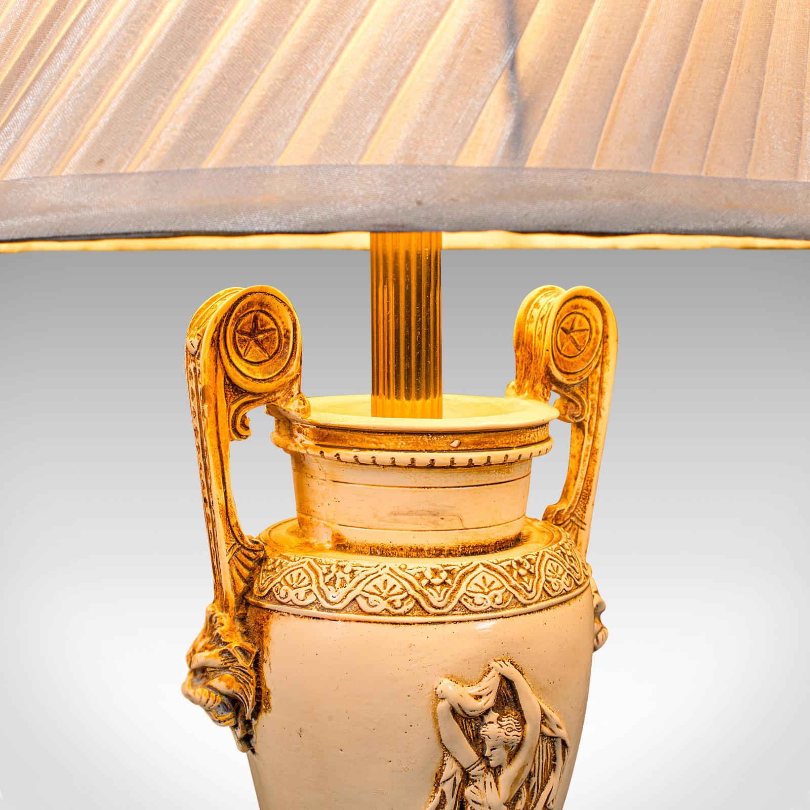 Romanische Vintage-Tischlampe, kontinental, Beistellleuchte, klassischer Stil, ca. 1970 (Zusammensetzung) im Angebot