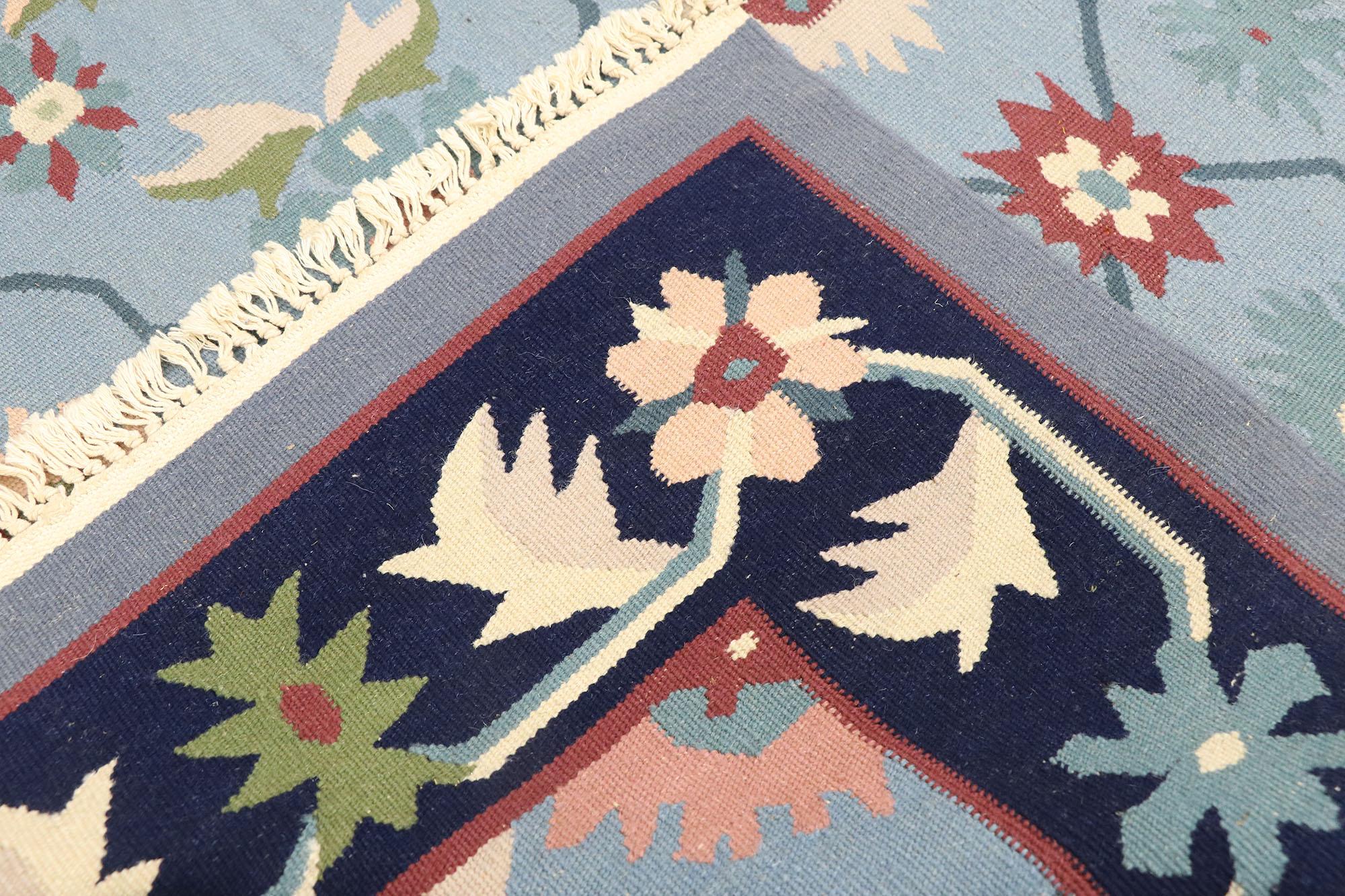 Vintage Rumnisch Floral Kilim Teppich mit Folk Art Landhausstil (Kelim) im Angebot