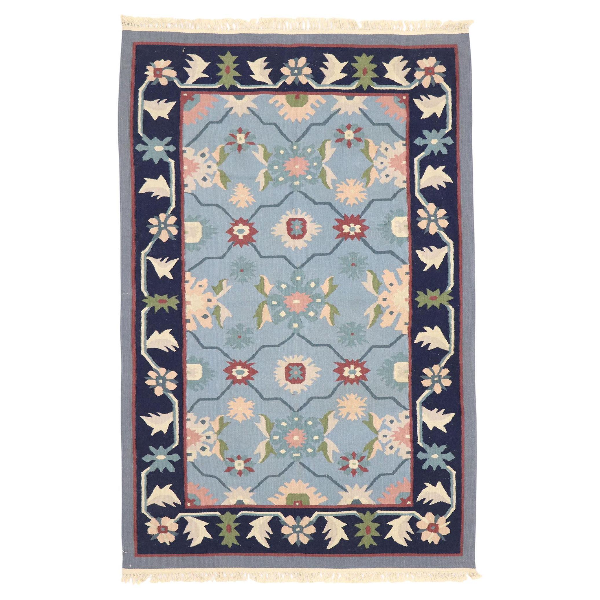 Tapis Kilim roumain vintage  fleurs avec style cottage d'artisanat en vente