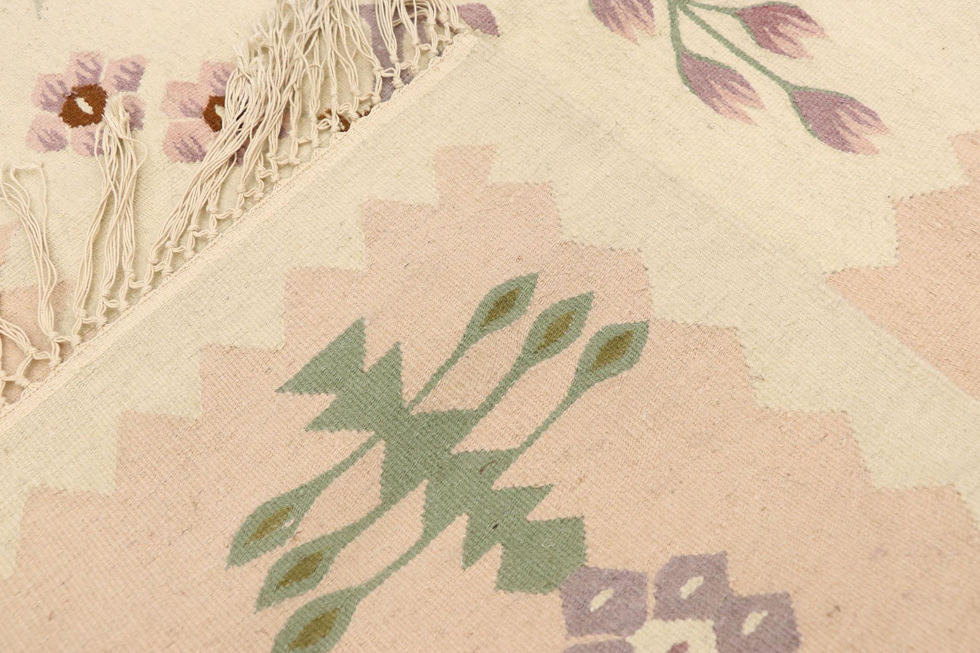 Tapis Kilim roumain vintage  fleurs avec style cottage franais Bon état à Dallas, TX