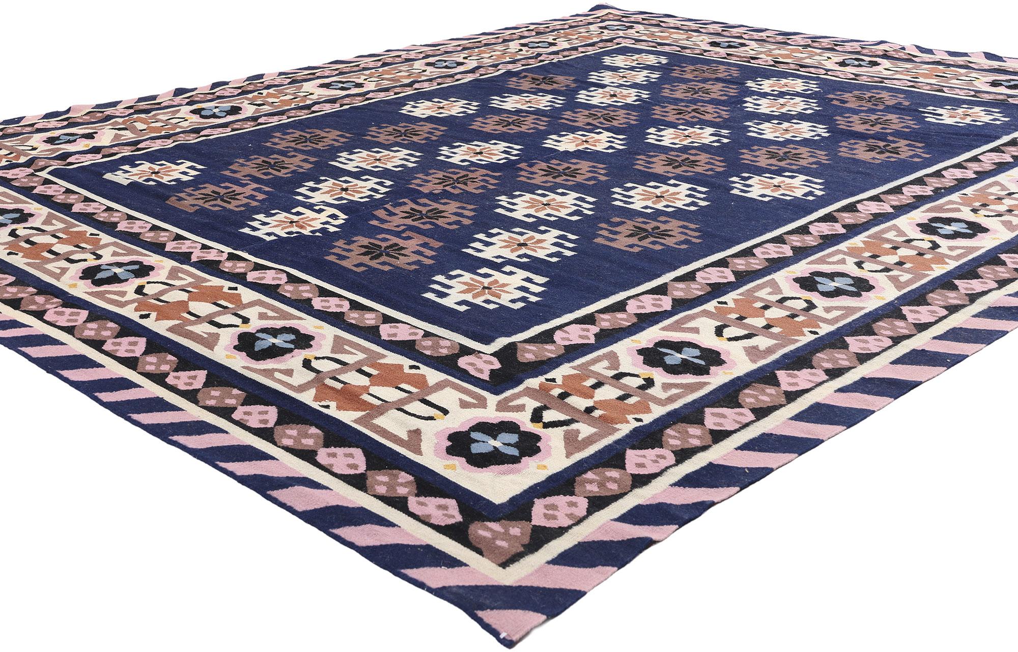 78021 Vintage Maramures Rumänischer Kilim-Teppich, 08'02 x 10'00. Mit der Seele der Tradition und der Präzision altehrwürdiger Handwerkskunst gewebt, ist dieser handgewebte rumänische Kelimteppich aus Wolle aus der Maramures ein atemberaubendes