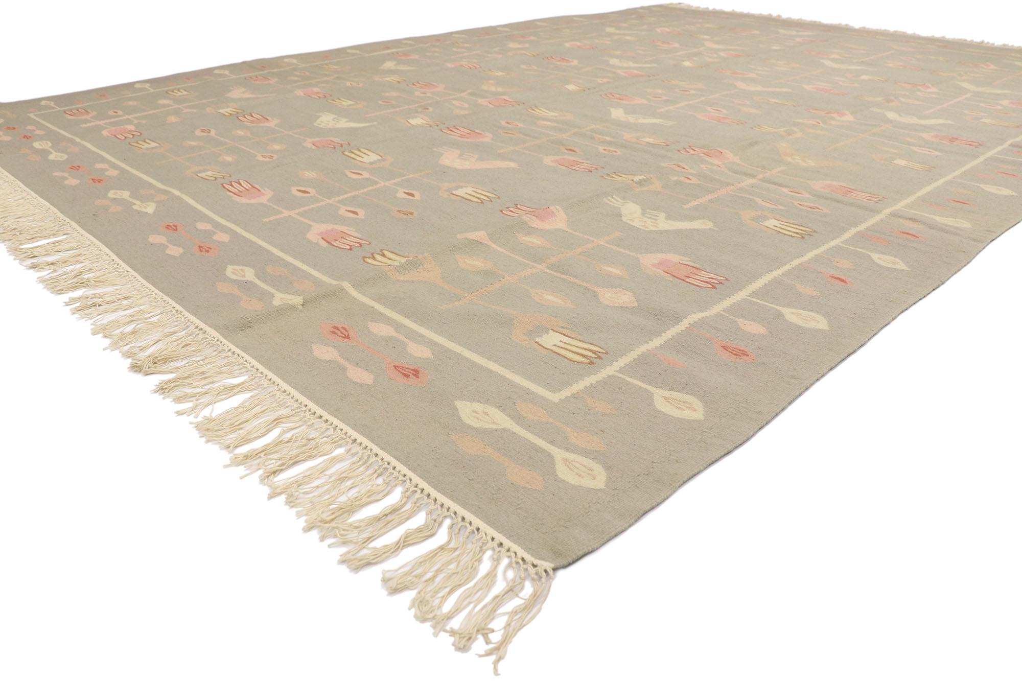 77966 Vintage Romanian Kilim rug 08'10 x 12'05. With its effortless beauty and soft colors, this hand-woven wool vintage Romanian floral kilim rug is a captivating vision of woven beauty. The abrashed gray field features a repeating geometric
