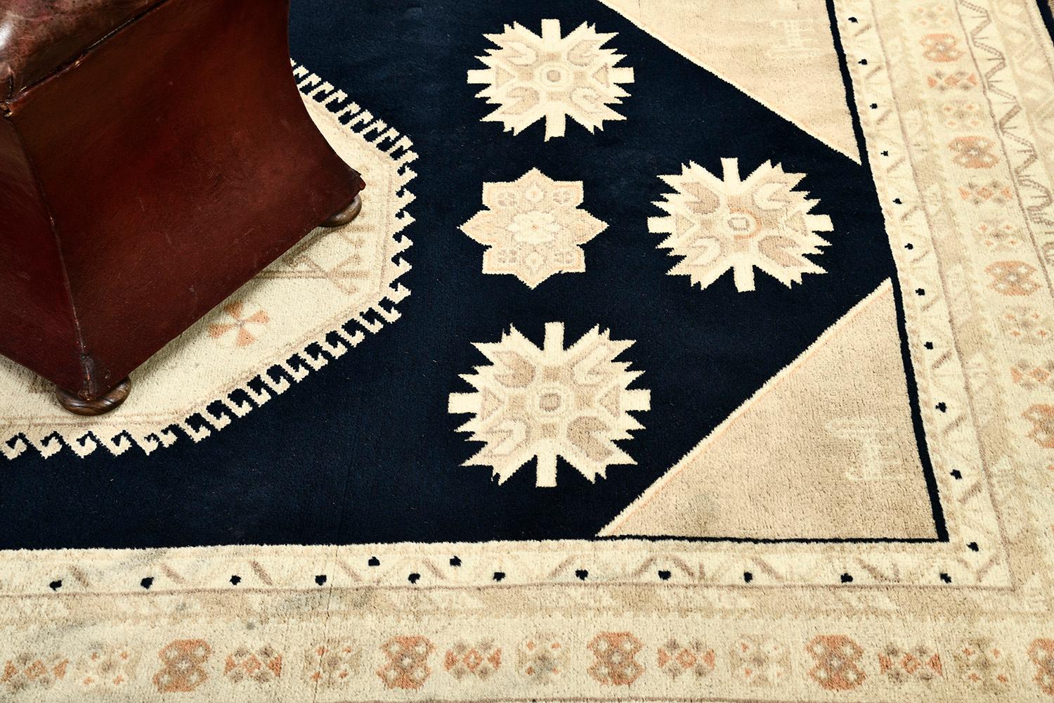 Rumänischer Medaillon-Teppich im Vintage-Design im Zustand „Gut“ im Angebot in WEST HOLLYWOOD, CA