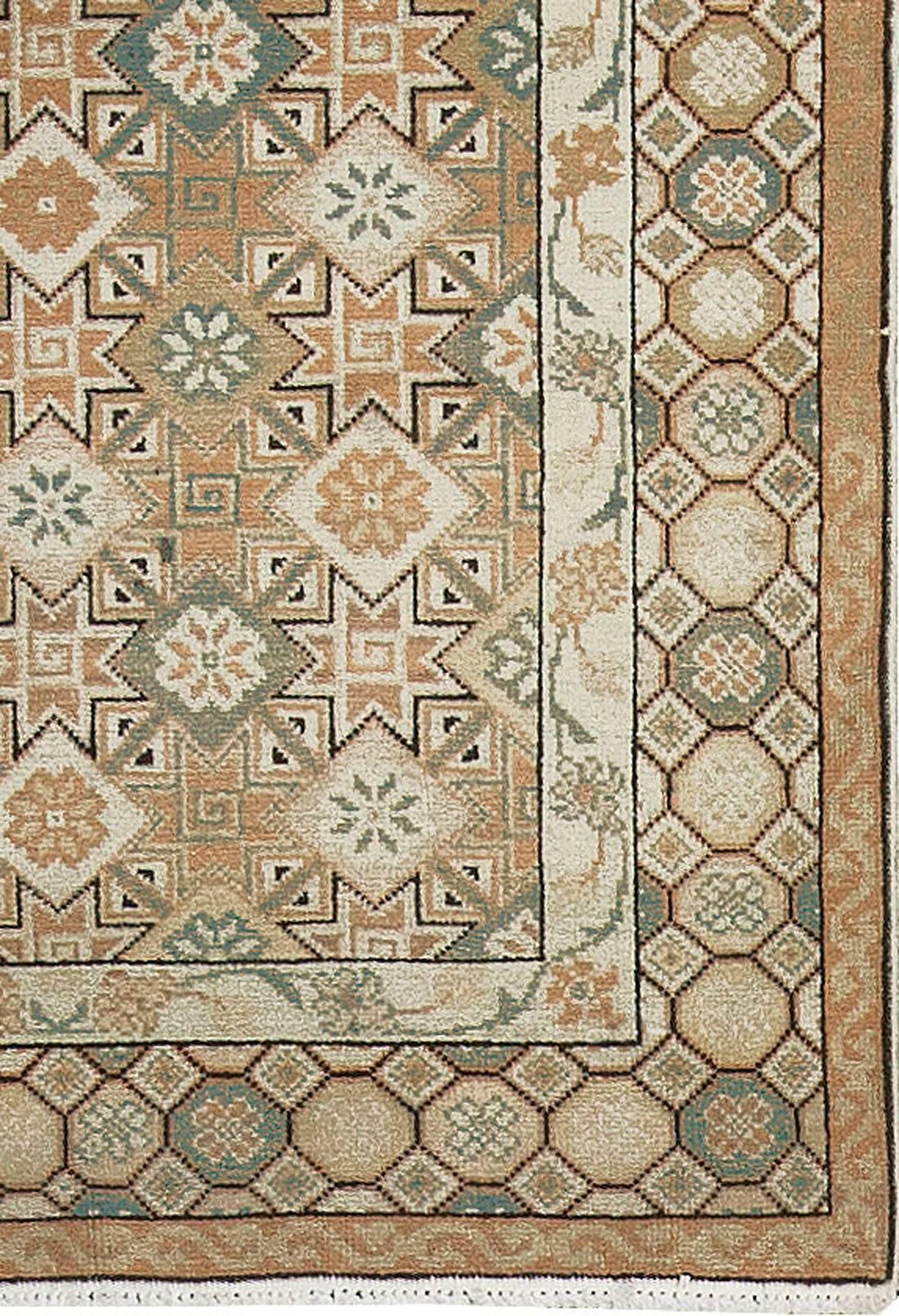 Seit dem Osmanischen Reich werden in Rumänien Teppiche gewebt, aber erst seit Mitte des 20. Jahrhunderts wird die Produktion exportiert. Die Designs basieren in der Regel auf alten persischen Mustern, obwohl in letzter Zeit auch moderne Stile gewebt