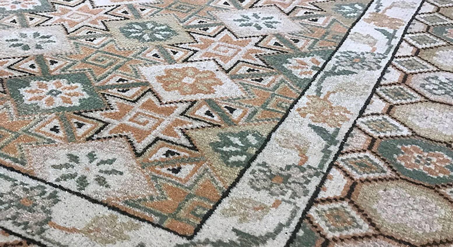 Rumänischer Teppich im Vintage-Stil 1,42 m x 1,82 m (Handgeknüpft) im Angebot