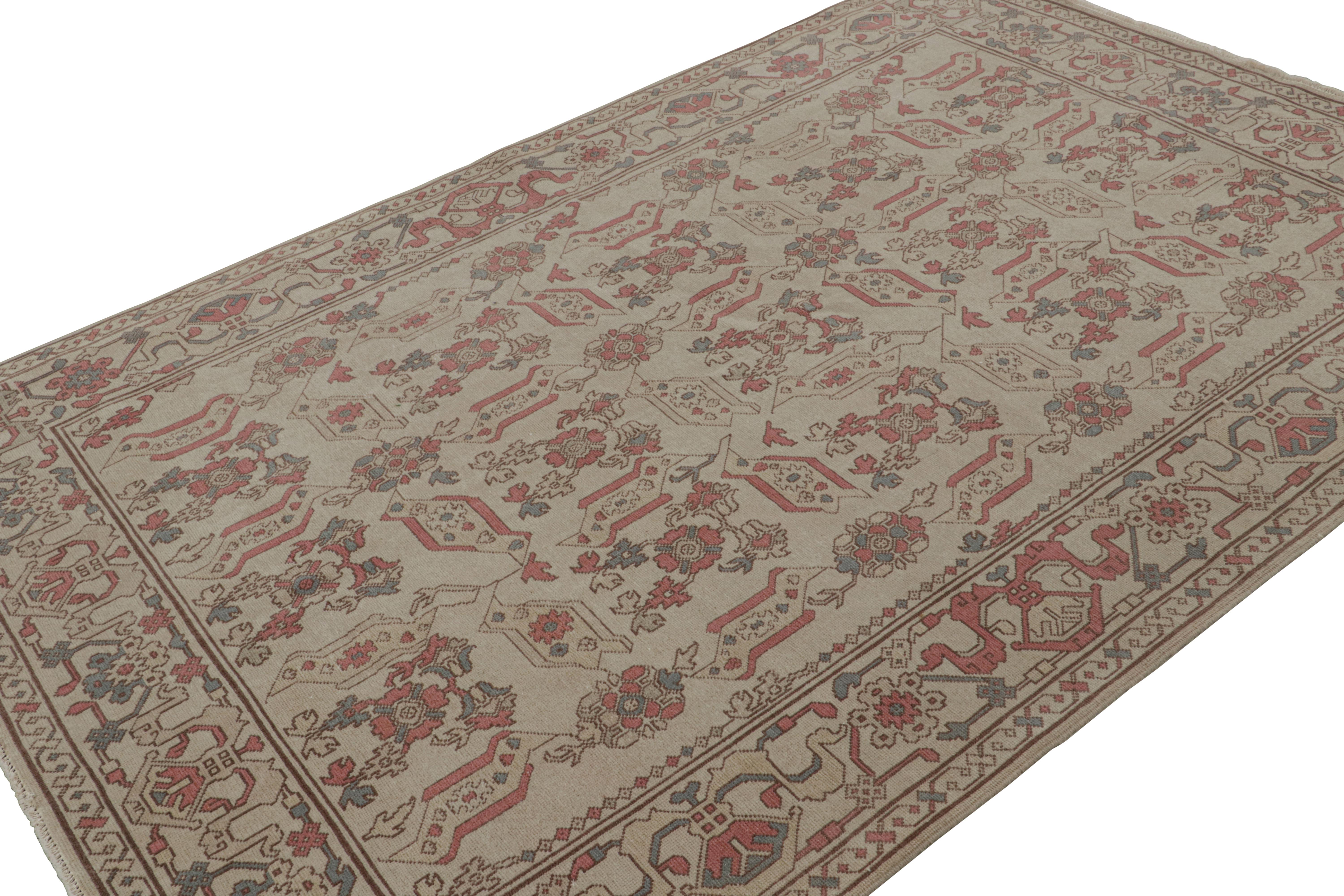 Dieser aus Wolle handgeknüpfte rumänische Teppich im Format 5x8 weist ein Design auf, das von der europäischen Sensibilität des 17. Jahrhunderts inspiriert ist, jedoch in so einzigartigen, subversiven Farben wiedergegeben wird, dass er einen hohen