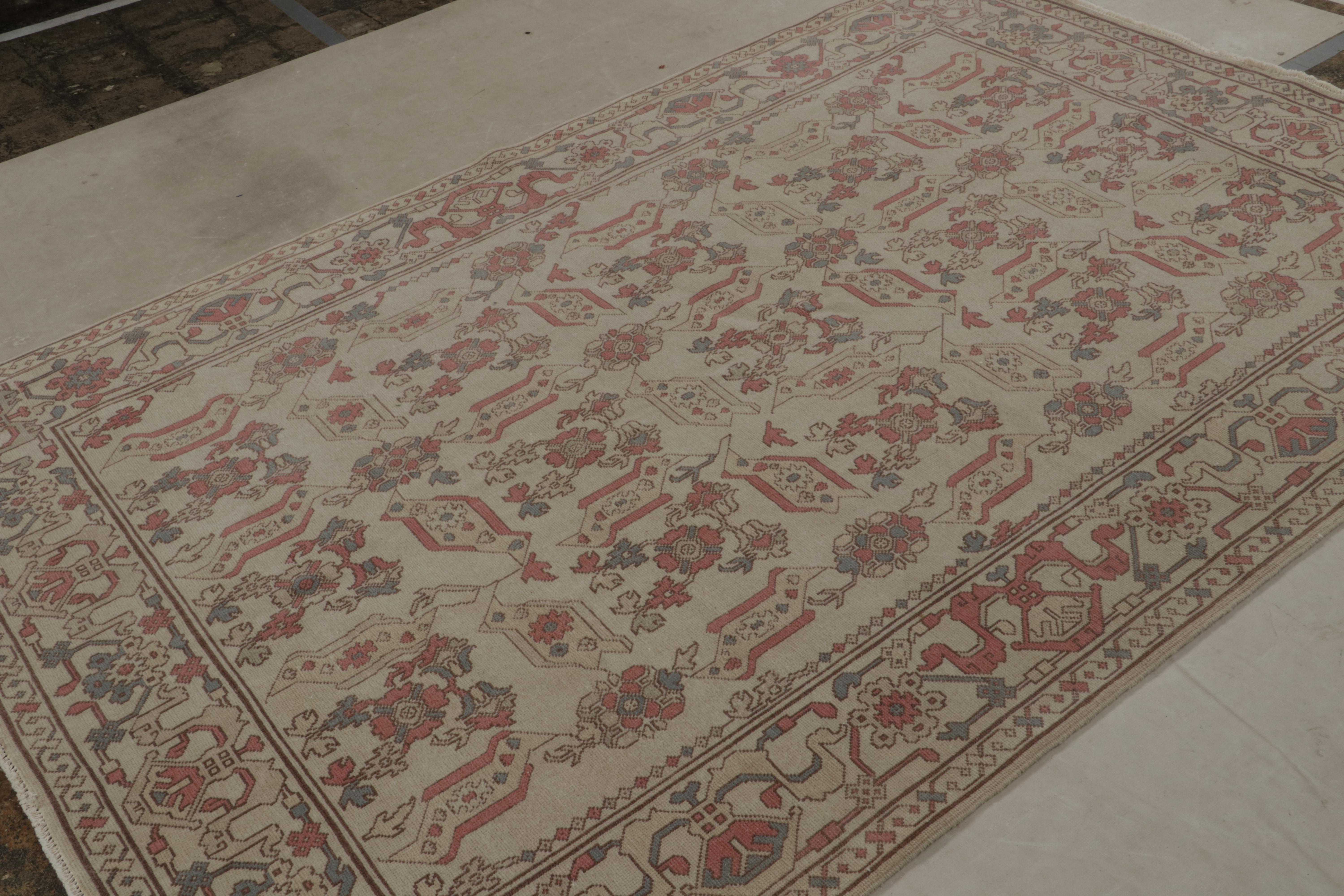 Dieser aus Wolle handgeknüpfte rumänische Teppich im Format 5x8 weist ein Design auf, das von der europäischen Sensibilität des 17. Jahrhunderts inspiriert ist, jedoch in so einzigartigen, subversiven Farben wiedergegeben wird, dass er einen hohen