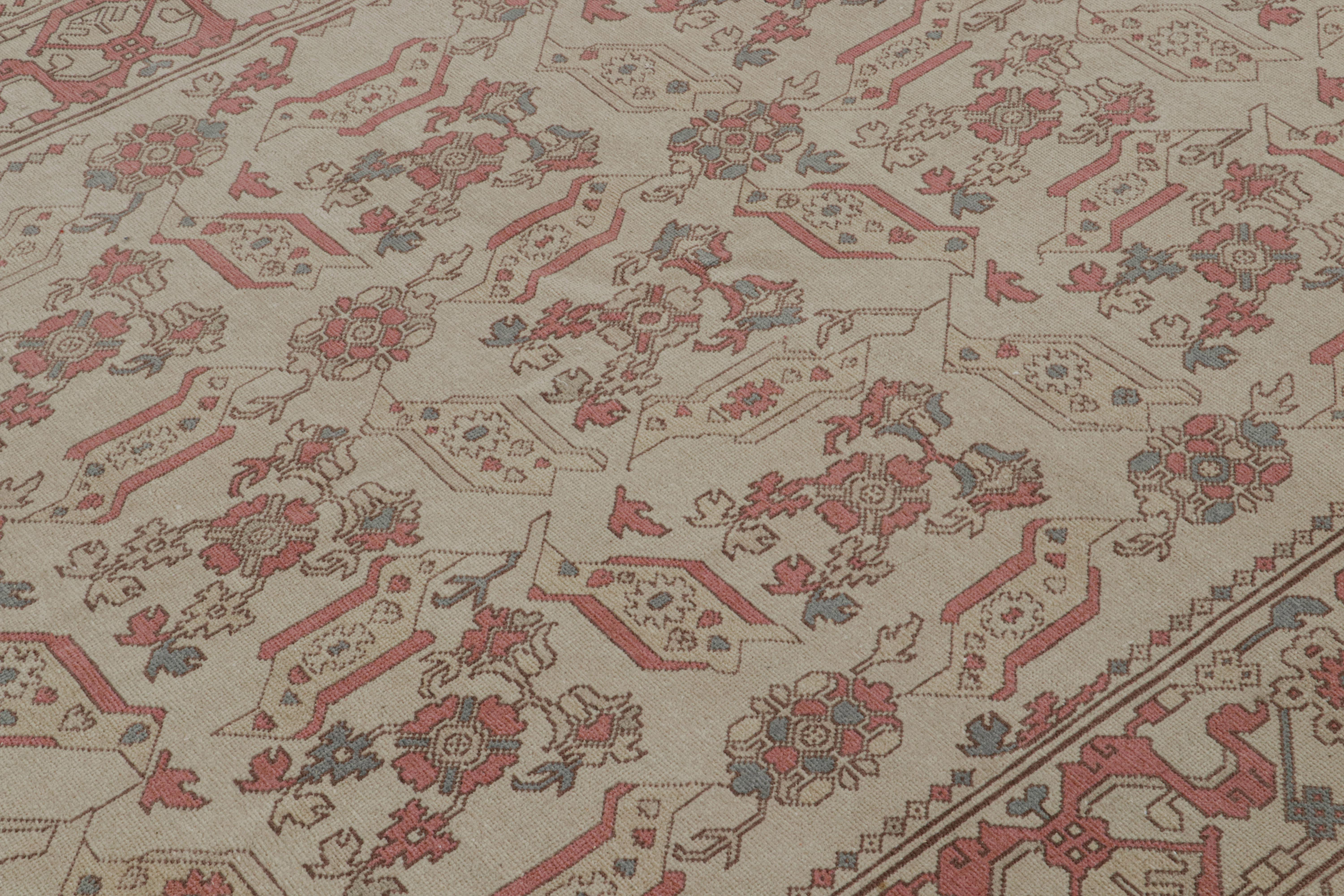 Rumänischer Vintage-Teppich in Beige mit geometrischen Blumenmustern, von Rug & Kilim (Handgeknüpft) im Angebot
