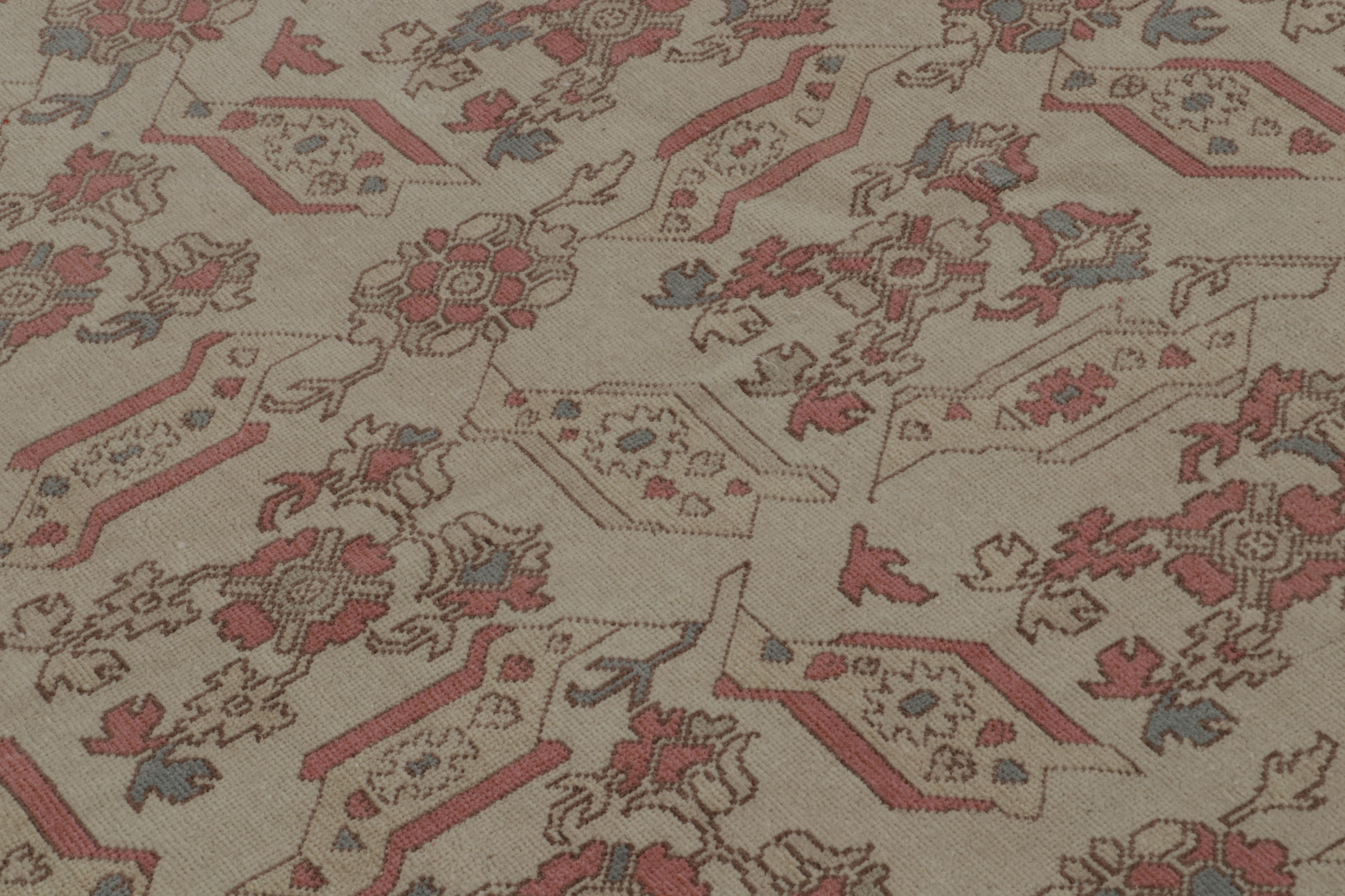 Rumänischer Vintage-Teppich in Beige mit geometrischen Blumenmustern, von Rug & Kilim (Handgeknüpft) im Angebot