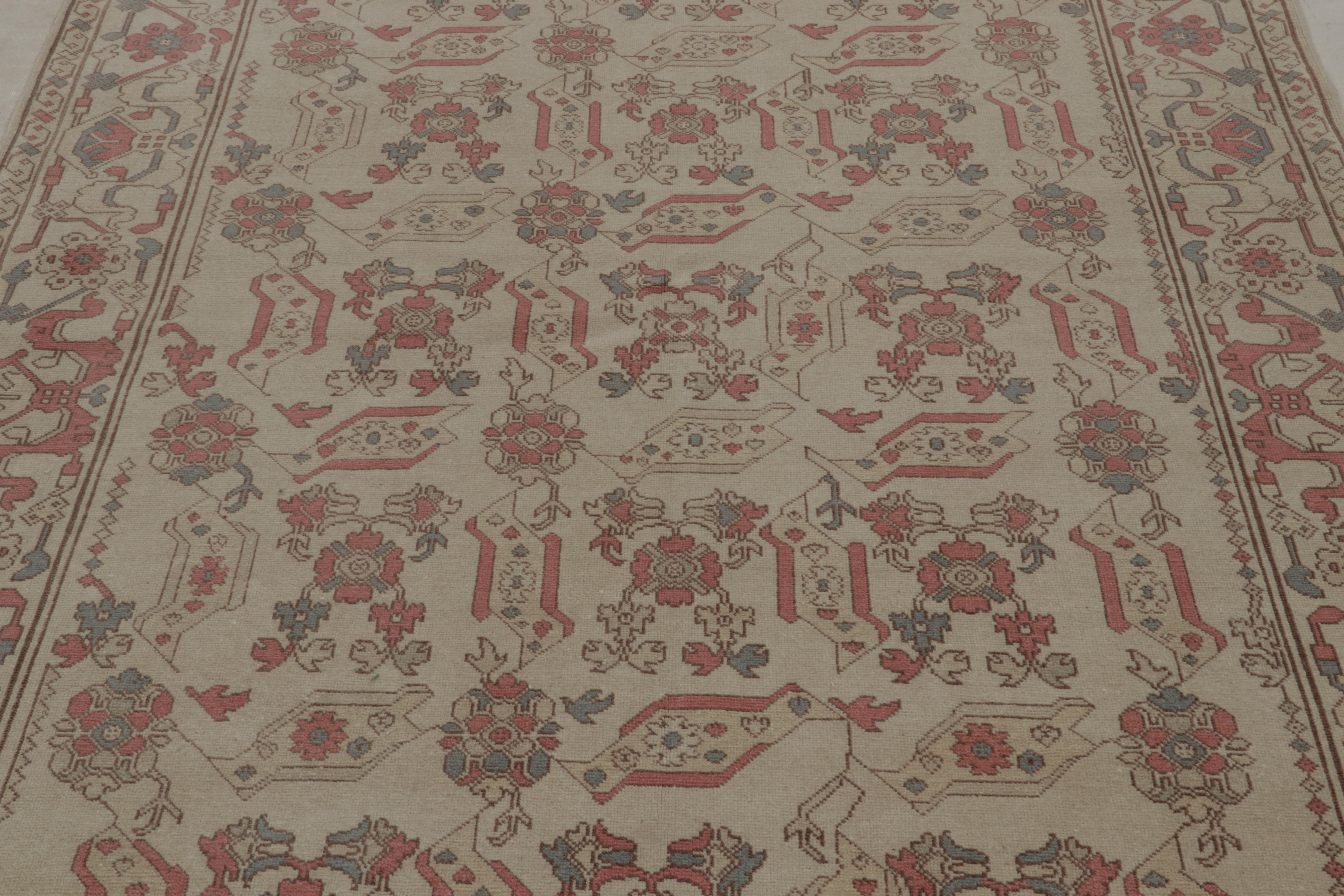 Rumänischer Vintage-Teppich in Beige mit geometrischen Blumenmustern, von Rug & Kilim (Mitte des 20. Jahrhunderts) im Angebot