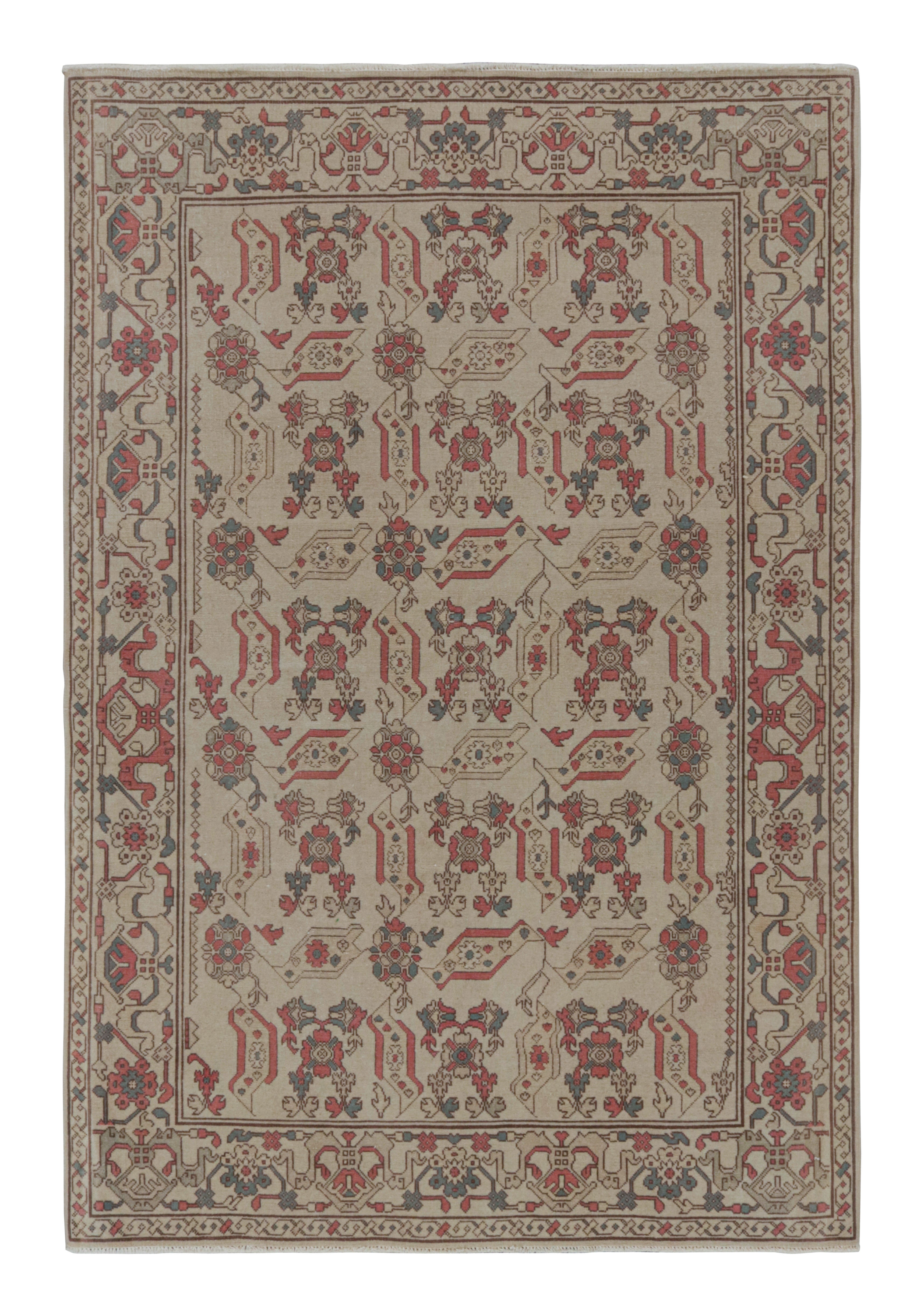 Rumänischer Vintage-Teppich in Beige mit geometrischen Blumenmustern, von Rug & Kilim