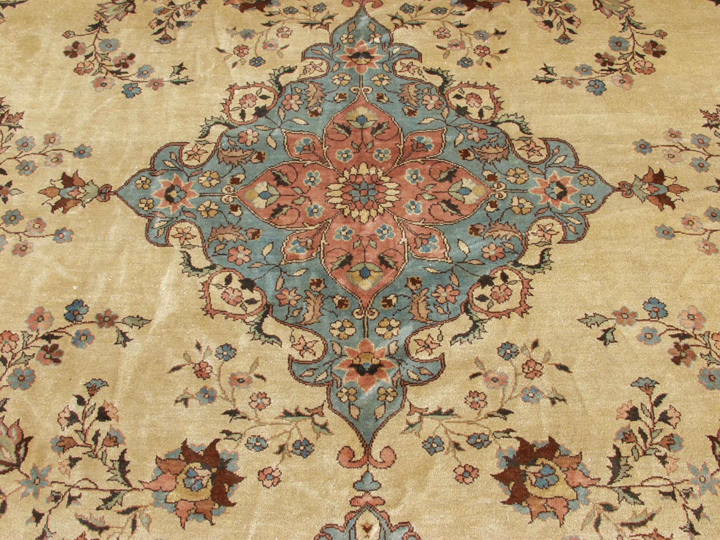 Rumänischer Vintage-Teppich im Täbris-Design  (Wolle) im Angebot